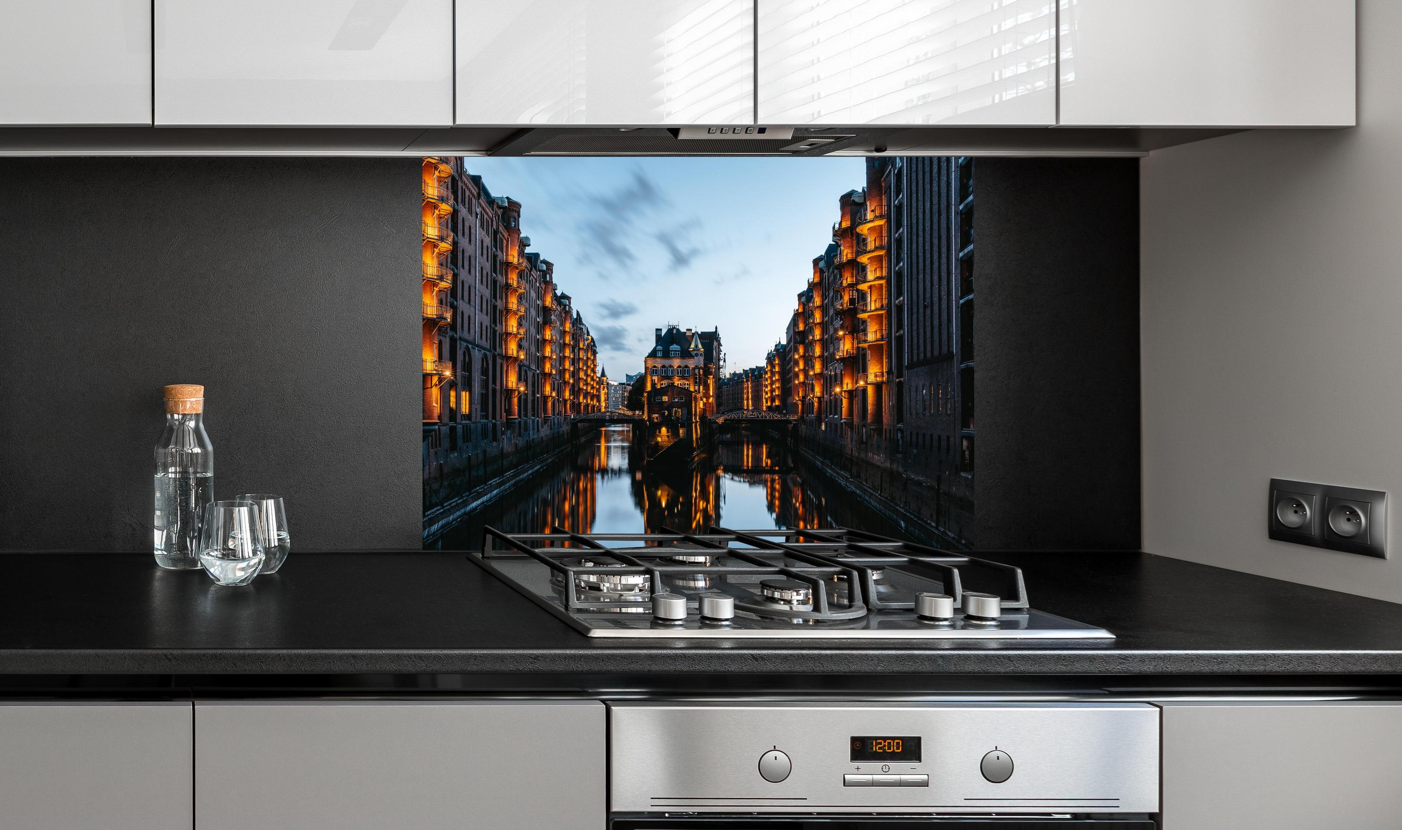 Spritzschutz -  Ausblick von der Poggenmühlenbrücke - Hamburg hinter einem Cerankochfeld zwischen Holz-Kochutensilien
