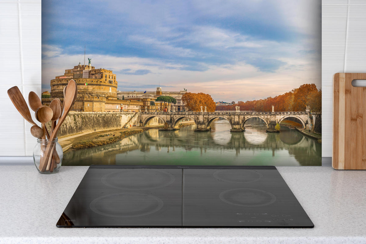 Spritzschutz -  Brücke in Sant'angelo in Rome - Italien hinter einem Cerankochfeld zwischen Holz-Kochutensilien
