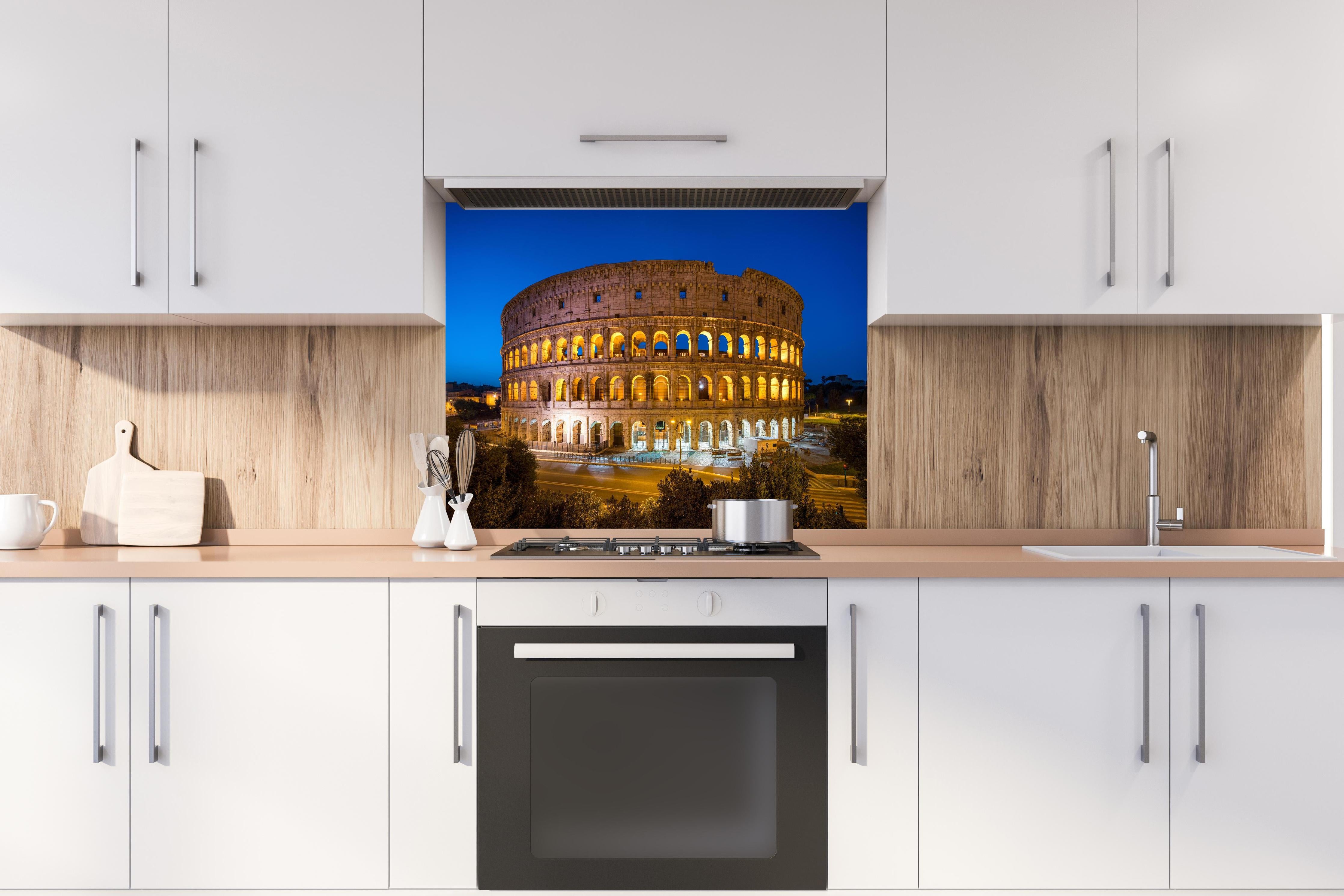 Spritzschutz -  Kolosseum in Rom - Italien hinter einem Cerankochfeld zwischen Holz-Kochutensilien
