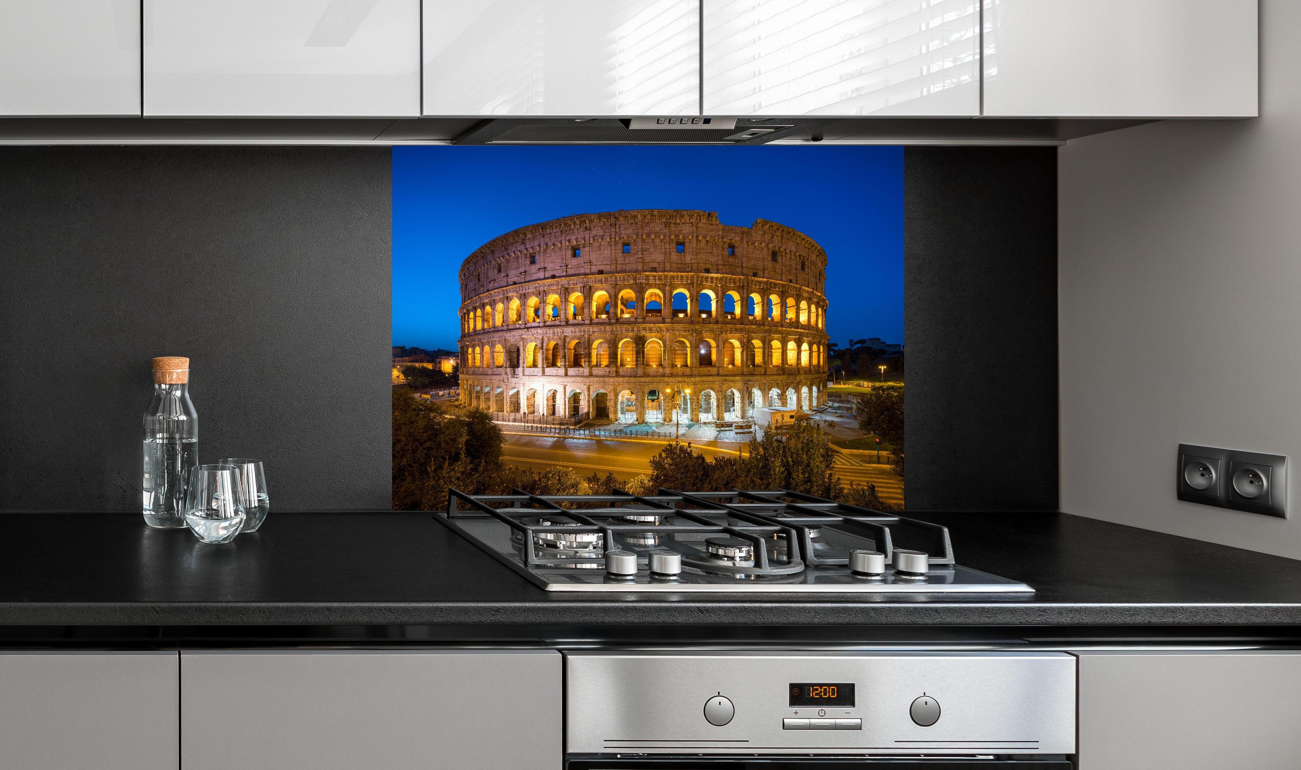 Spritzschutz -  Kolosseum in Rom - Italien hinter einem Cerankochfeld zwischen Holz-Kochutensilien
