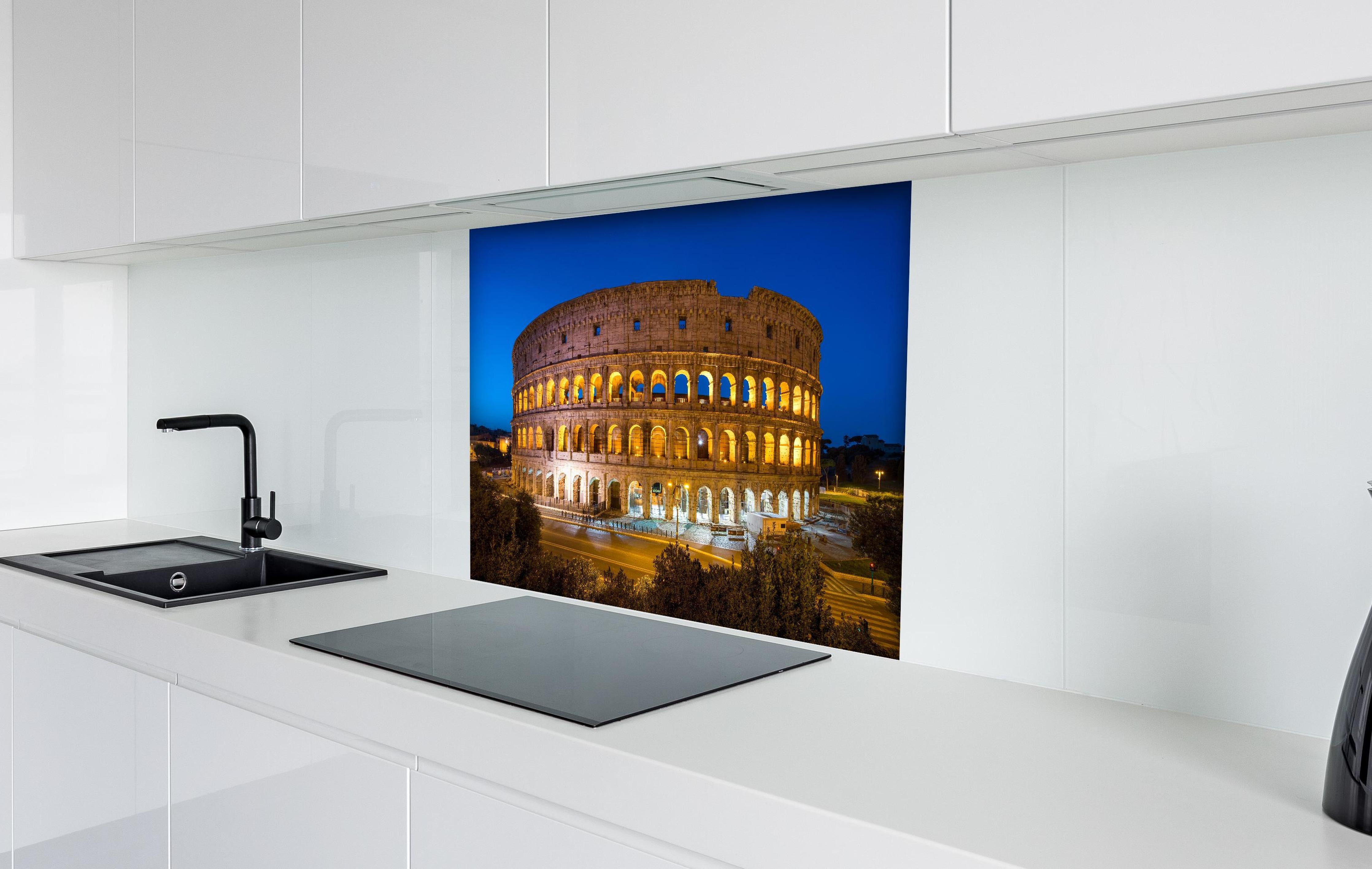 Spritzschutz -  Kolosseum in Rom - Italien hinter einem Cerankochfeld zwischen Holz-Kochutensilien
