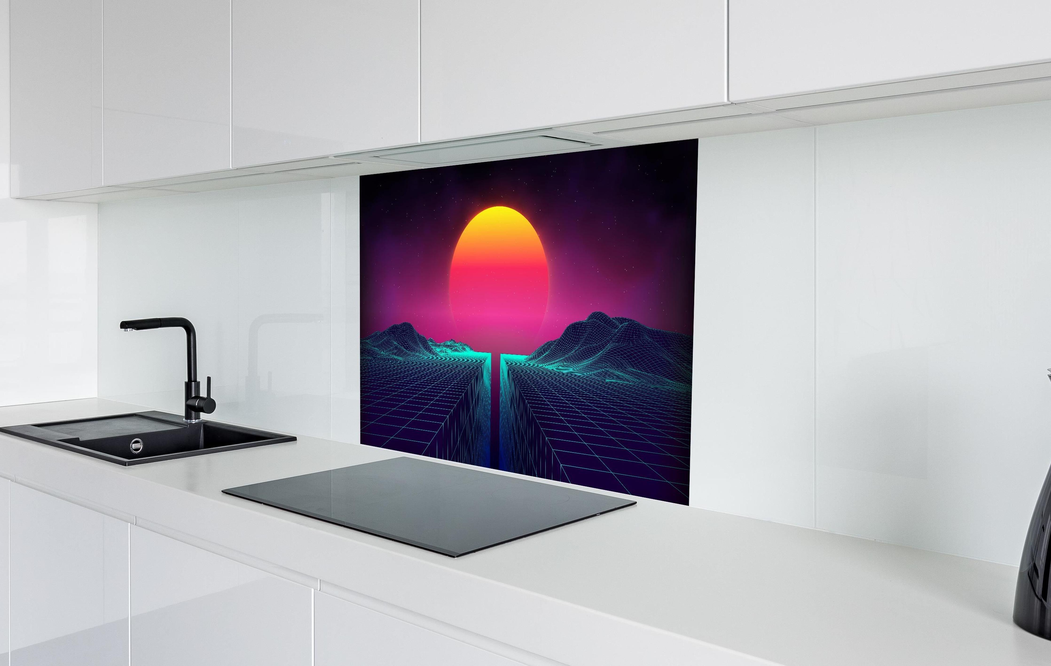 Spritzschutz - 1980er Retro Sci-Fi Sommerlandschaft hinter einem Cerankochfeld zwischen Holz-Kochutensilien
