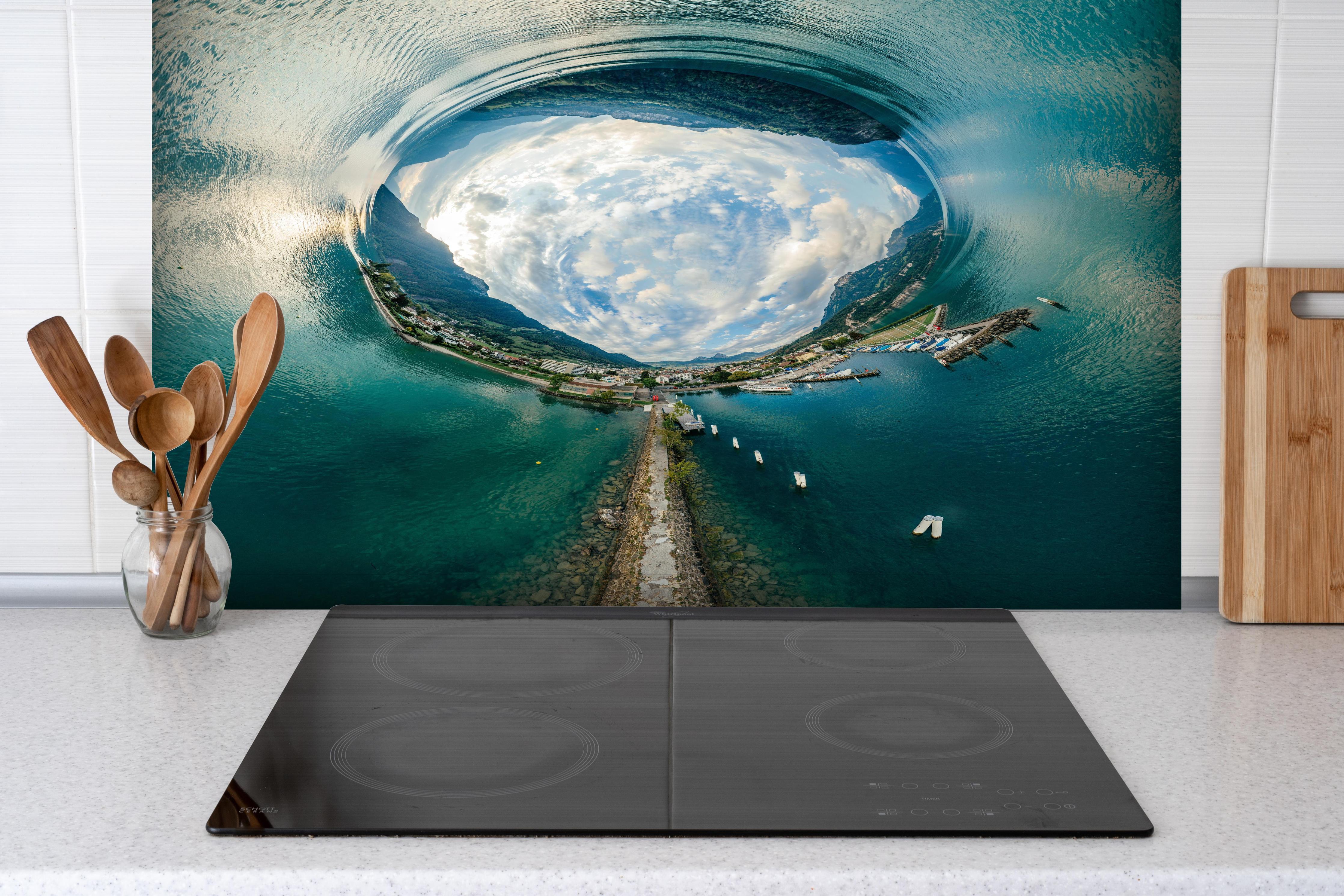 Spritzschutz - 360° VR Drone Panorama Bergsee Schweiz hinter einem Cerankochfeld zwischen Holz-Kochutensilien
