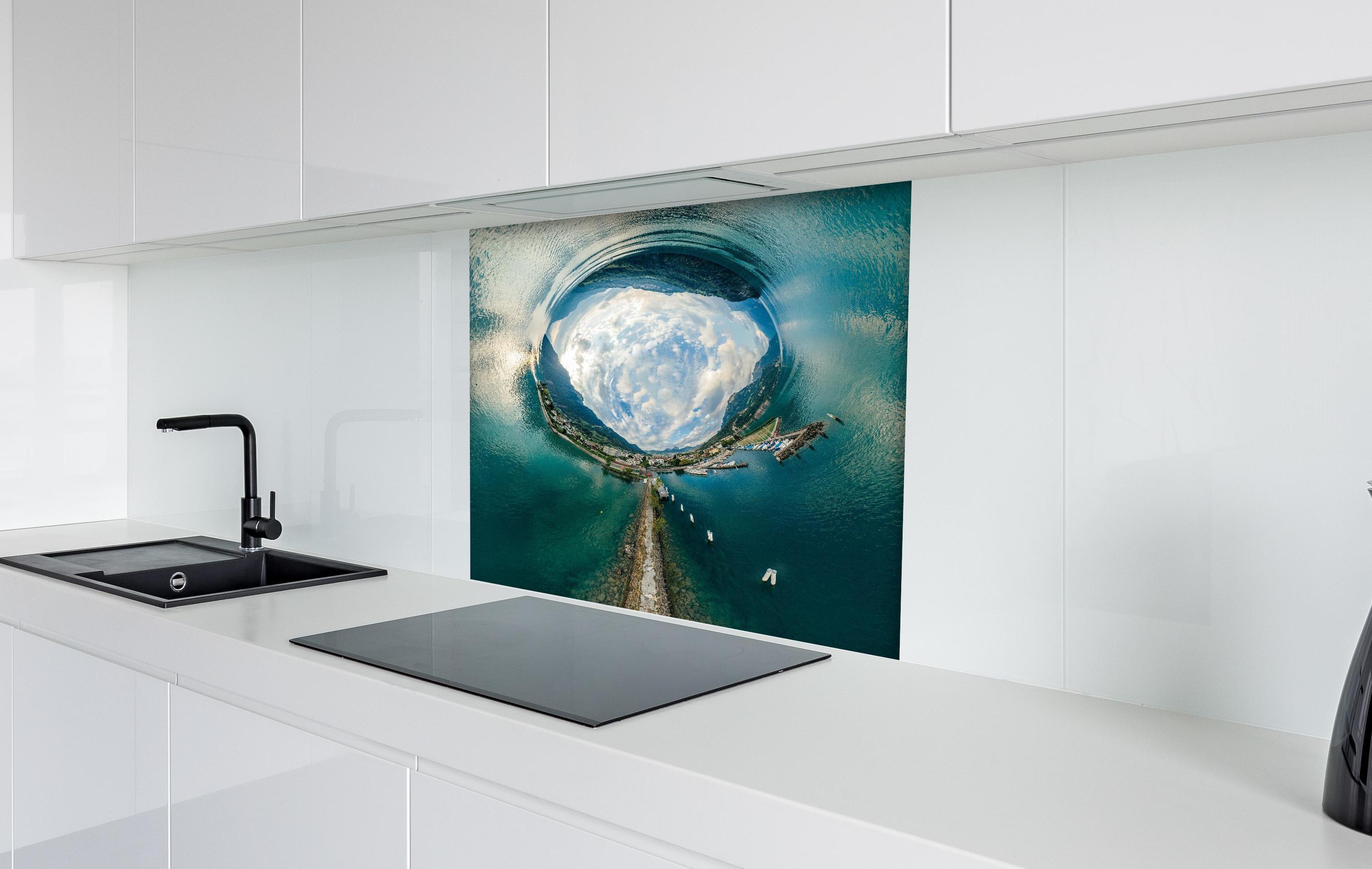 Spritzschutz - 360° VR Drone Panorama Bergsee Schweiz hinter einem Cerankochfeld zwischen Holz-Kochutensilien
