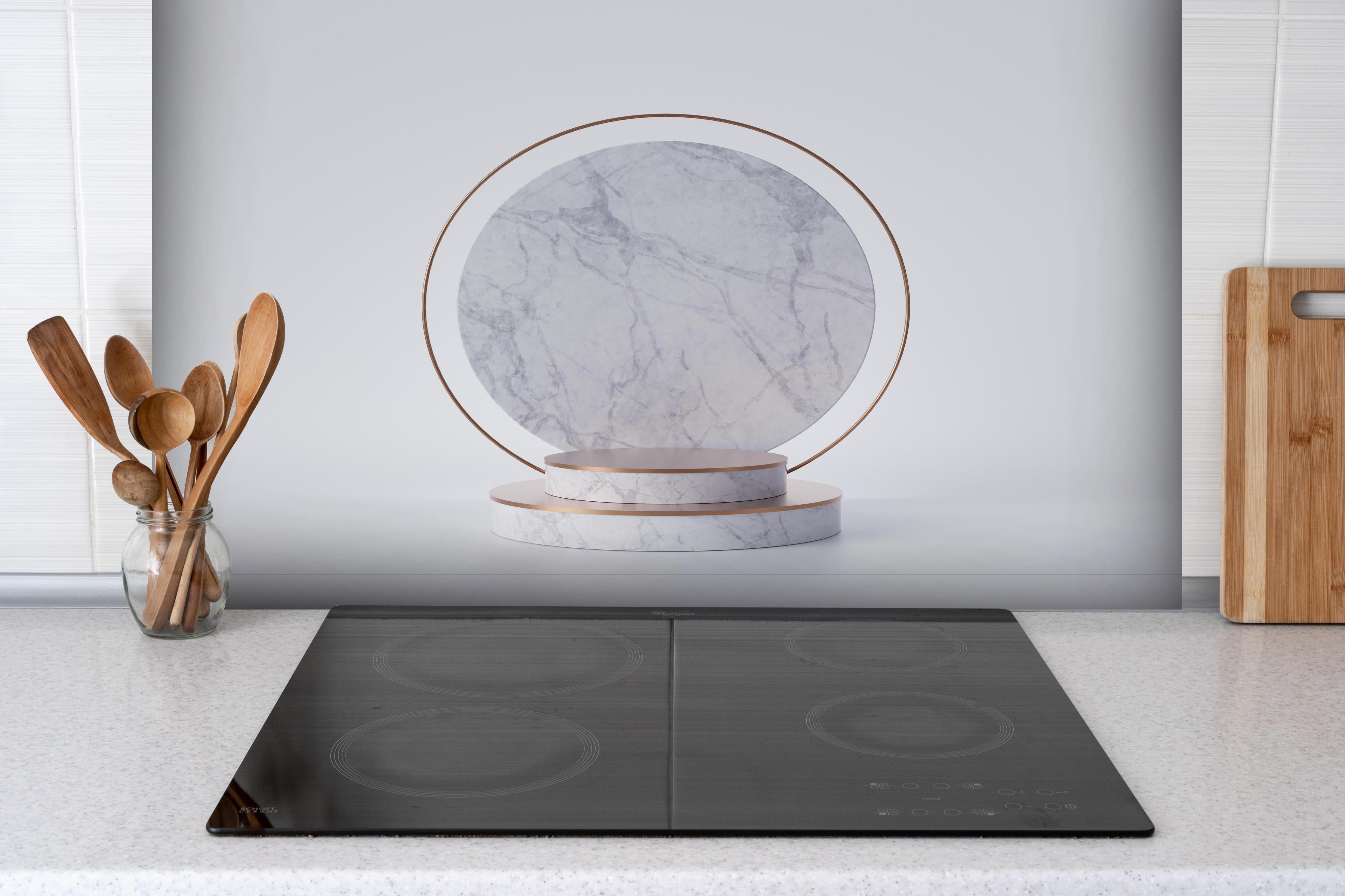 Spritzschutz - 3D-Darstellung eines Runden Sockels hinter einem Cerankochfeld zwischen Holz-Kochutensilien
