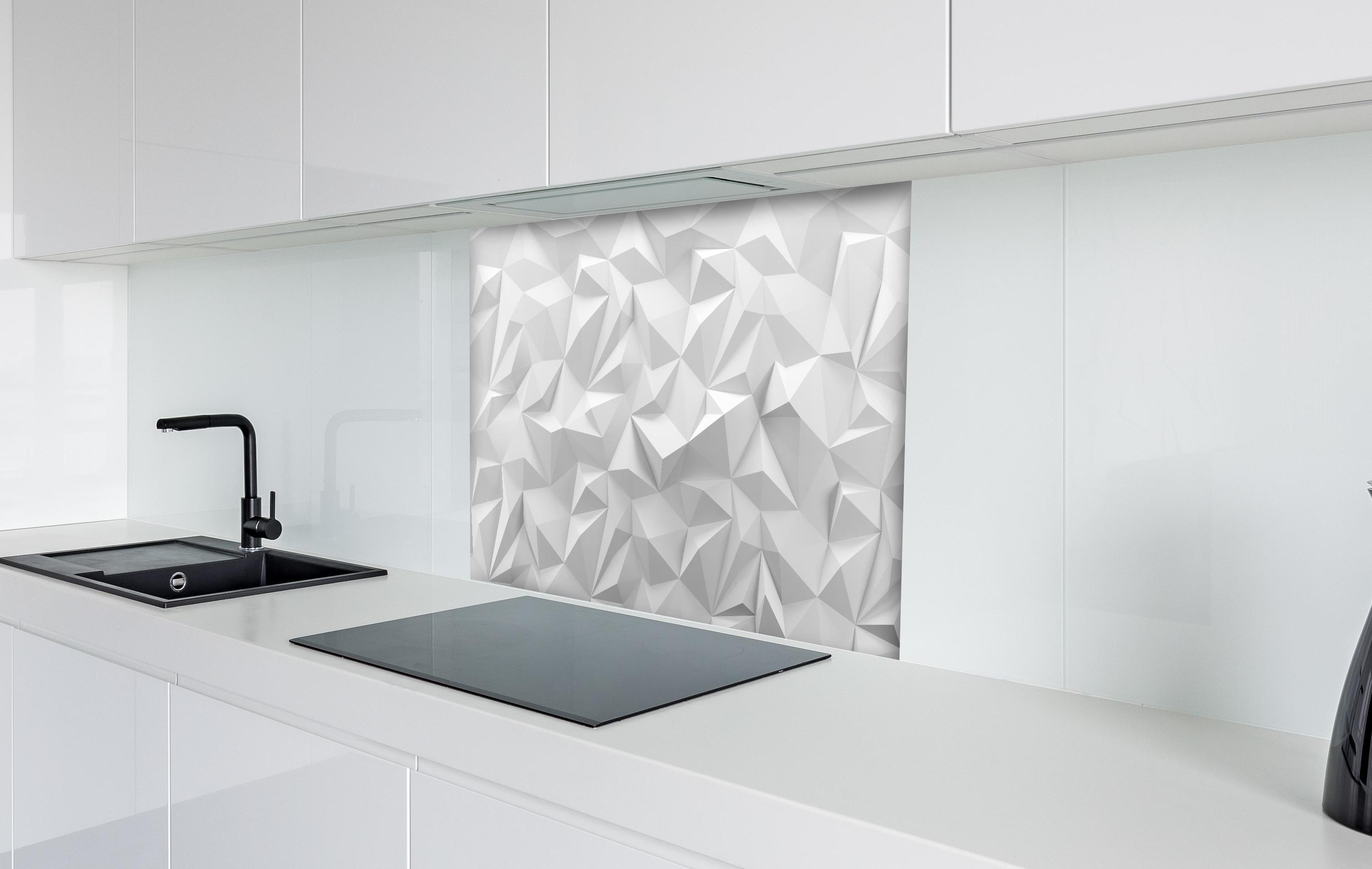Spritzschutz - 3D Geometrische Low-Poly Textur Weiß hinter einem Cerankochfeld zwischen Holz-Kochutensilien
