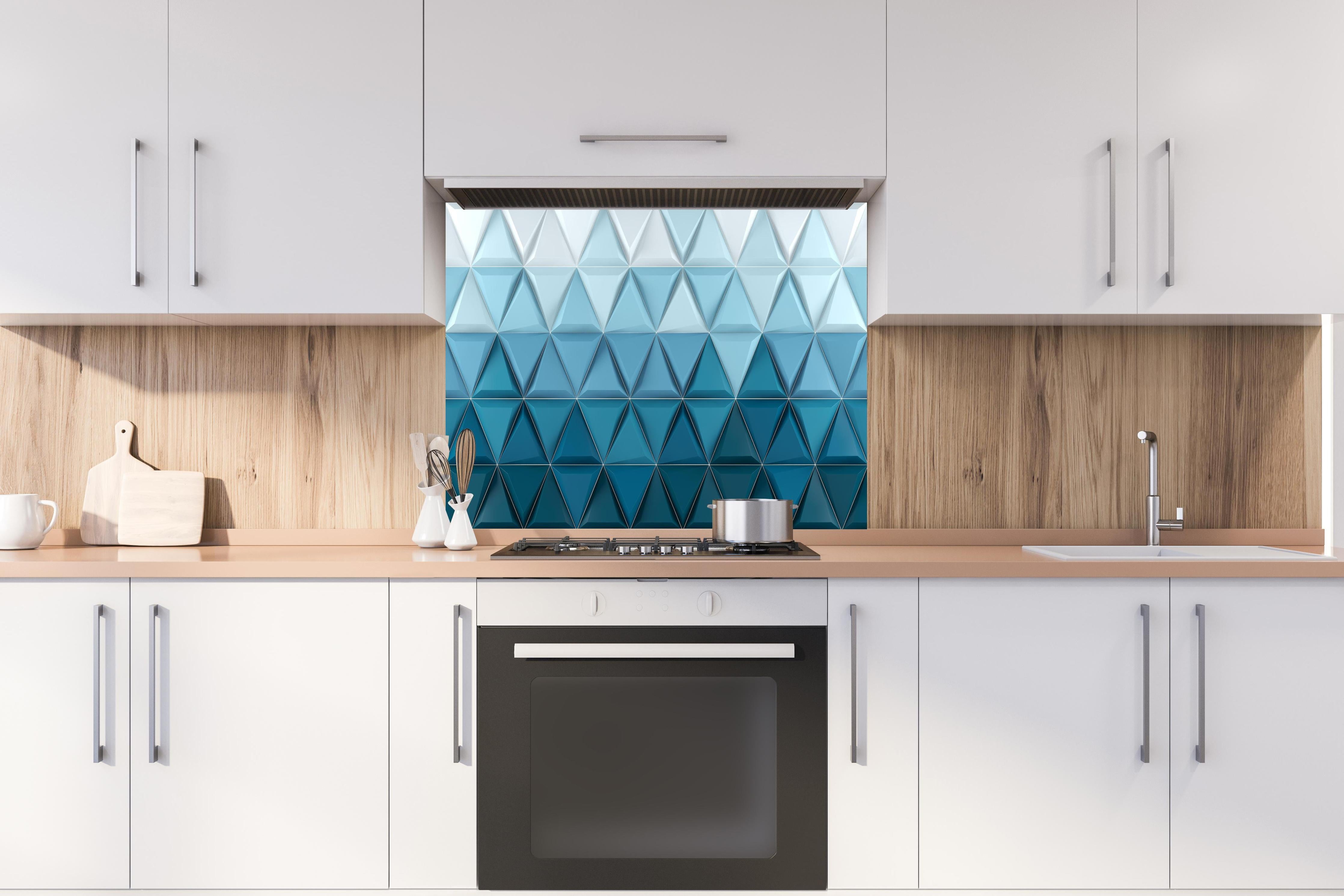 Spritzschutz - 3D Geometrische Weiße und Blaue Hintergrundstruktur hinter einem Cerankochfeld zwischen Holz-Kochutensilien
