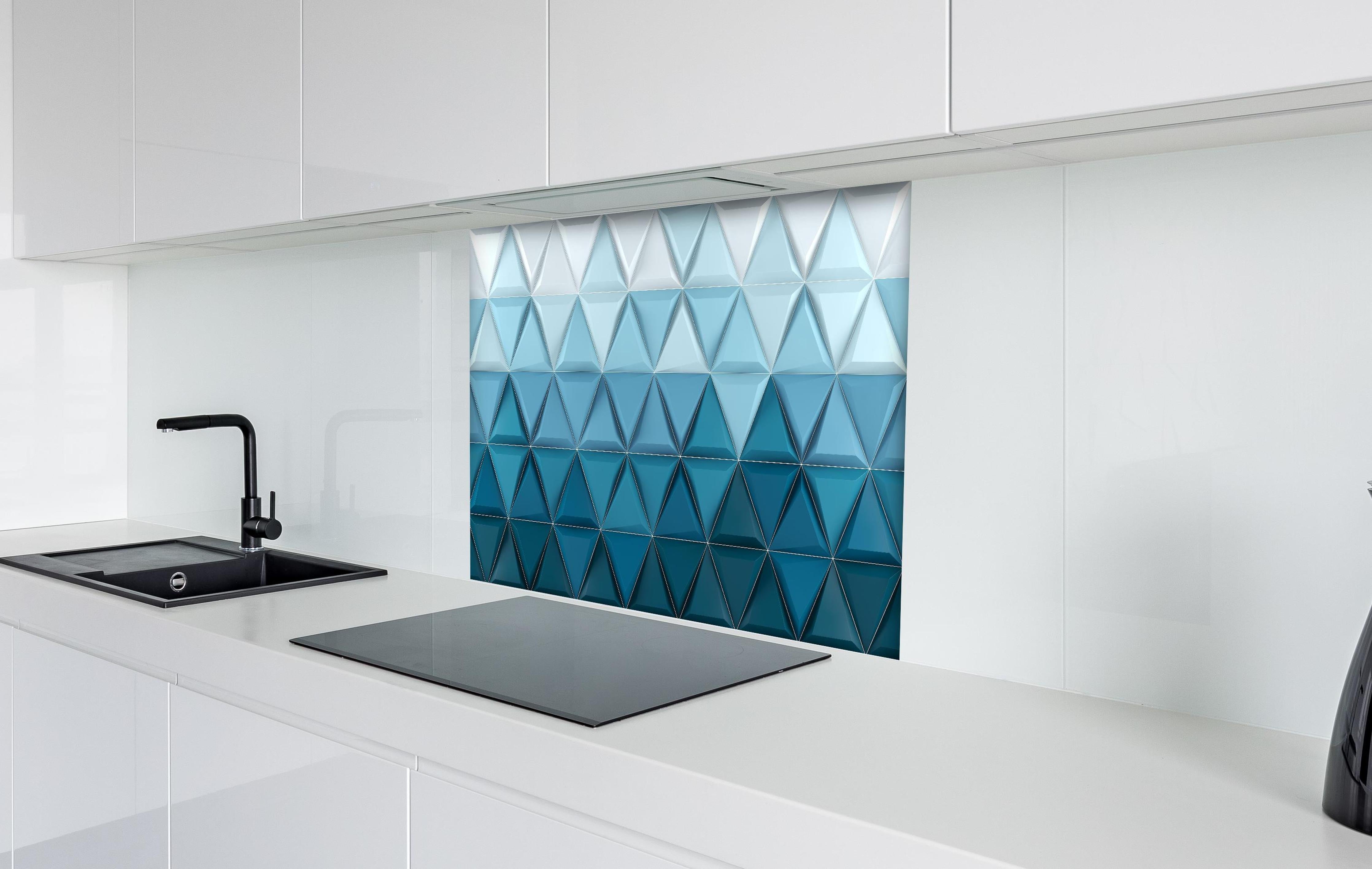 Spritzschutz - 3D Geometrische Weiße und Blaue Hintergrundstruktur hinter einem Cerankochfeld zwischen Holz-Kochutensilien
