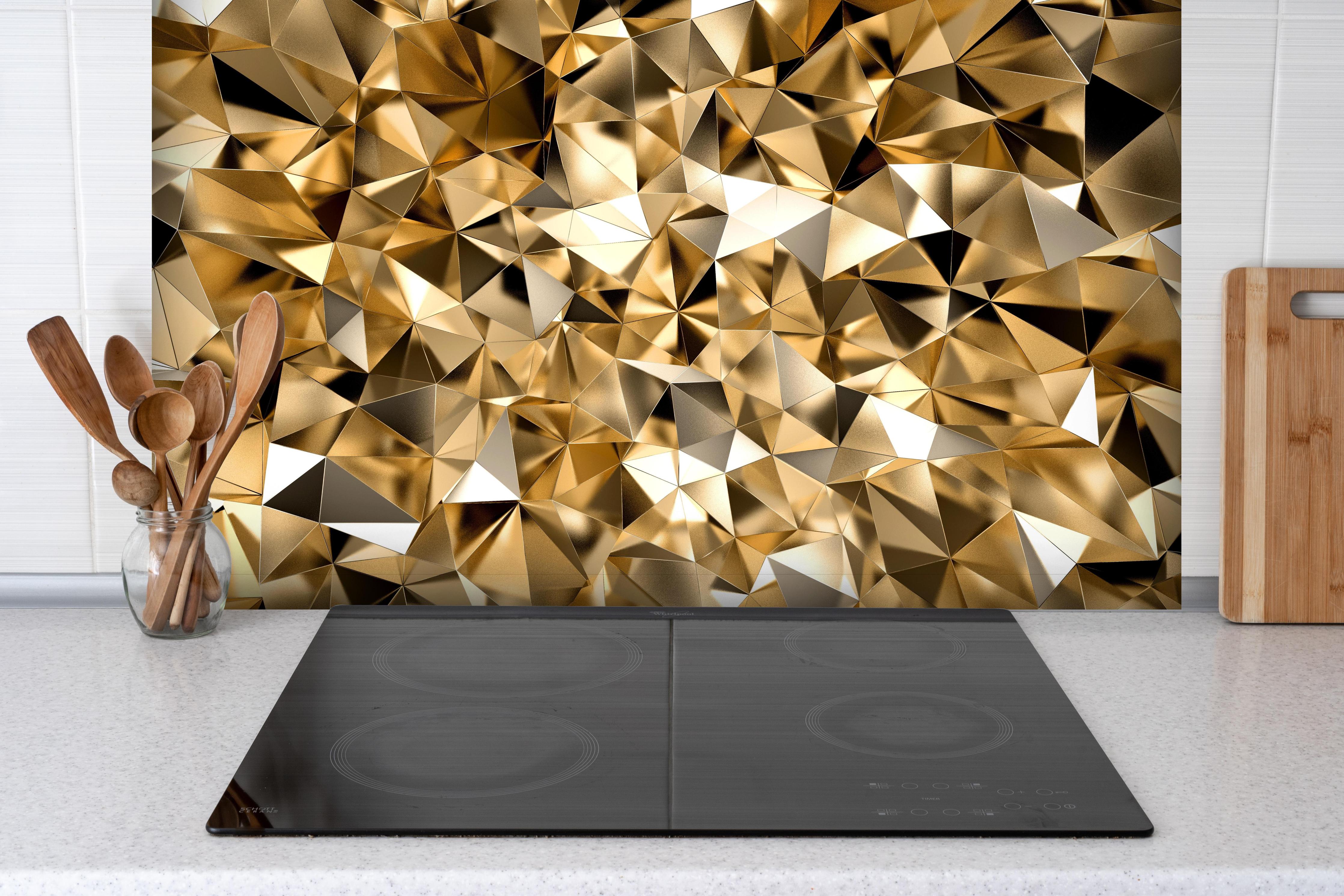 Spritzschutz - 3D Goldenes Kristall Design hinter einem Cerankochfeld zwischen Holz-Kochutensilien
