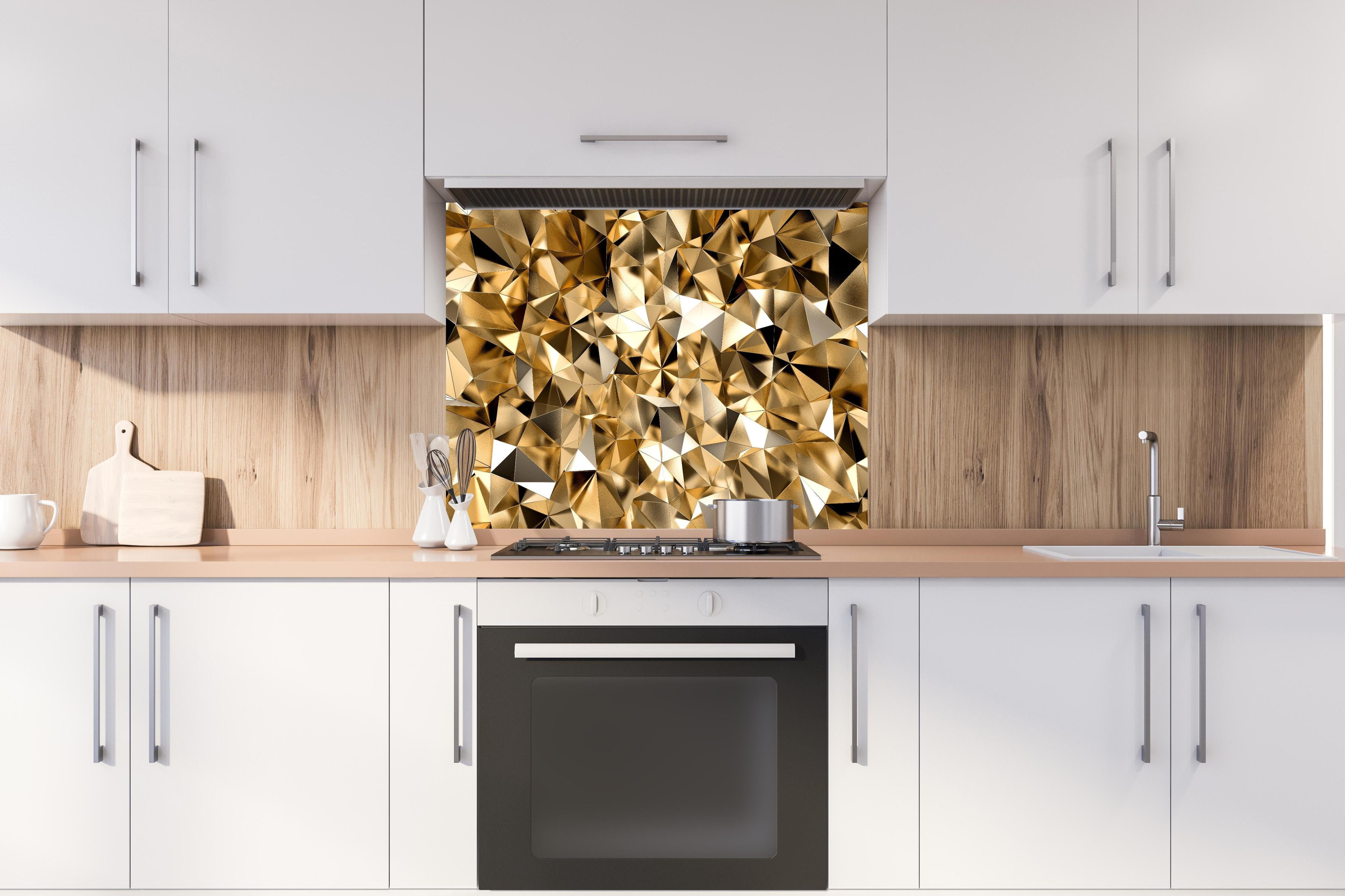 Spritzschutz - 3D Goldenes Kristall Design hinter einem Cerankochfeld zwischen Holz-Kochutensilien
