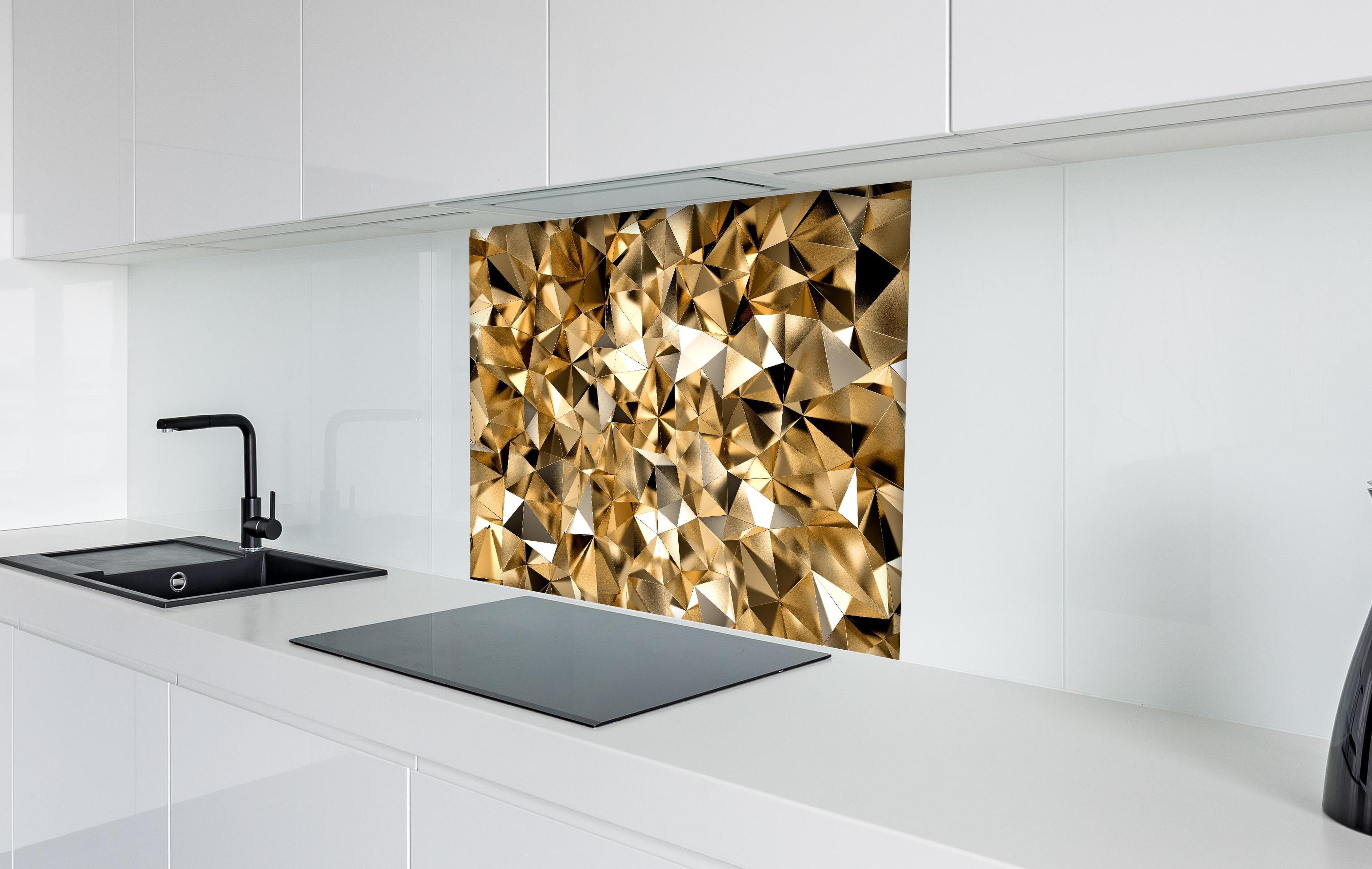 Spritzschutz - 3D Goldenes Kristall Design hinter einem Cerankochfeld zwischen Holz-Kochutensilien

