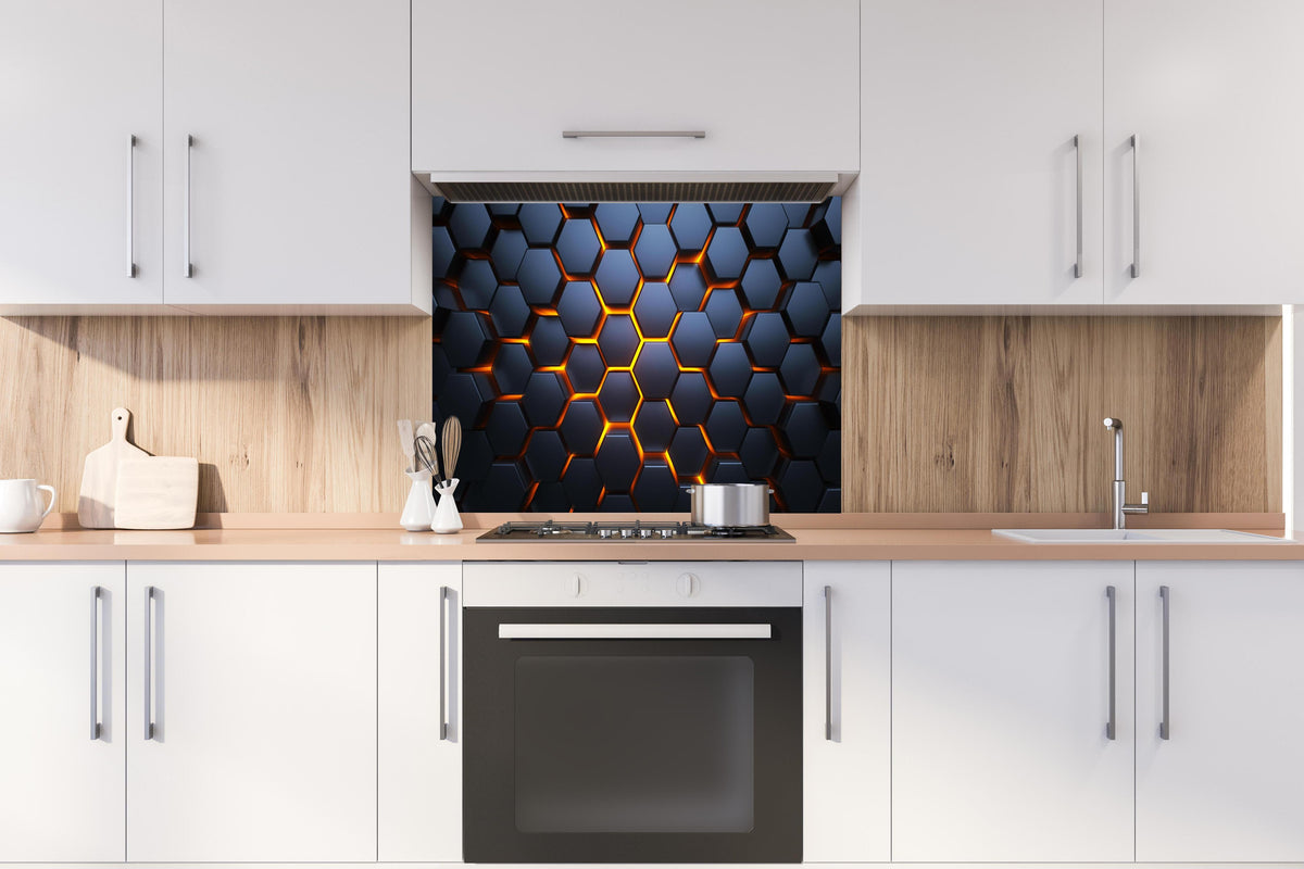 Spritzschutz - 3D Hexagon Hintergrund Blau-Orange hinter einem Cerankochfeld zwischen Holz-Kochutensilien
