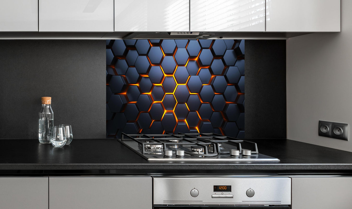 Spritzschutz - 3D Hexagon Hintergrund Blau-Orange hinter einem Cerankochfeld zwischen Holz-Kochutensilien
