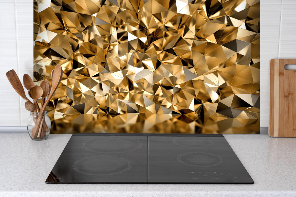 Spritzschutz - 3D Illustration - Goldenes Design hinter einem Cerankochfeld zwischen Holz-Kochutensilien
