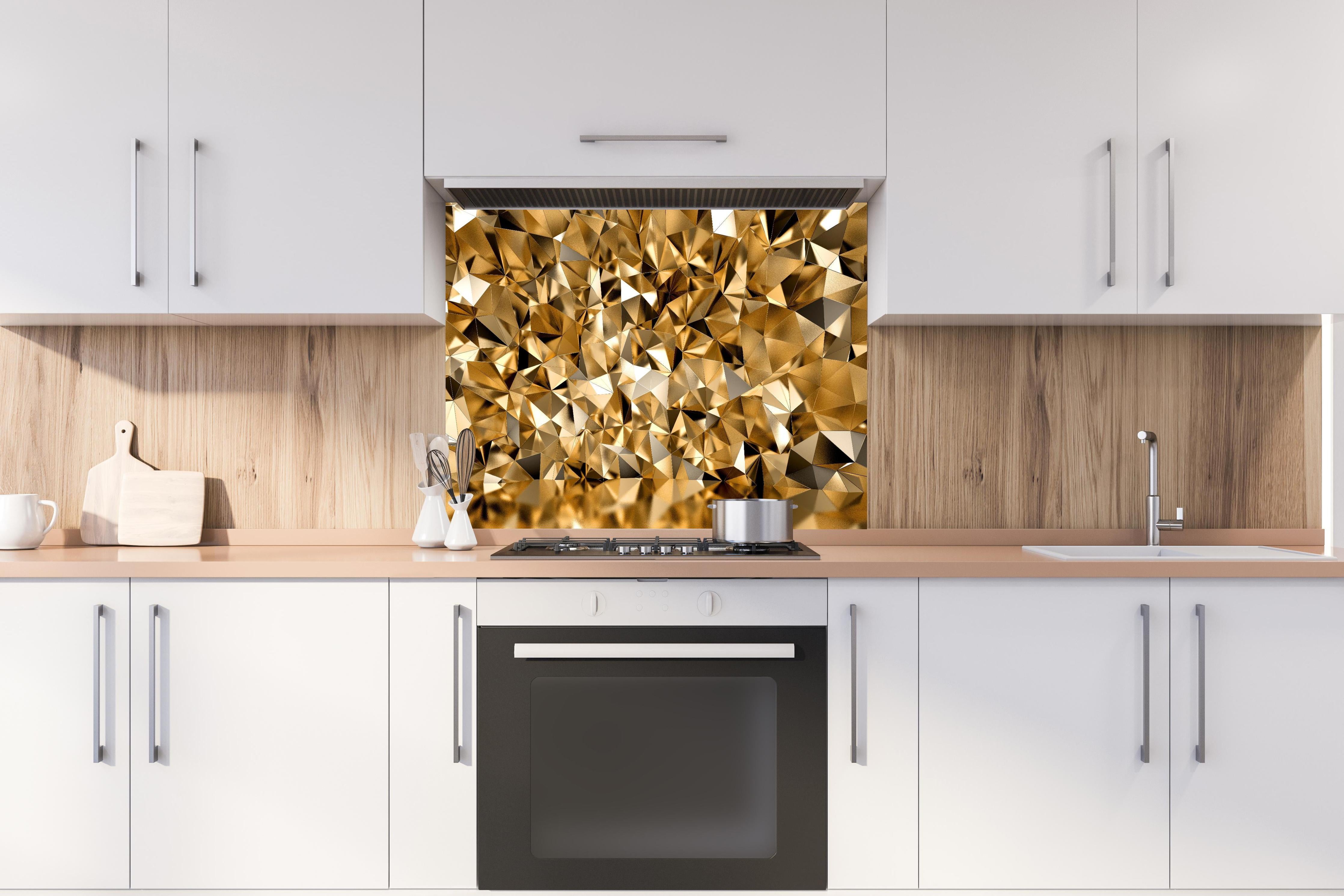 Spritzschutz - 3D Illustration - Goldenes Design hinter einem Cerankochfeld zwischen Holz-Kochutensilien
