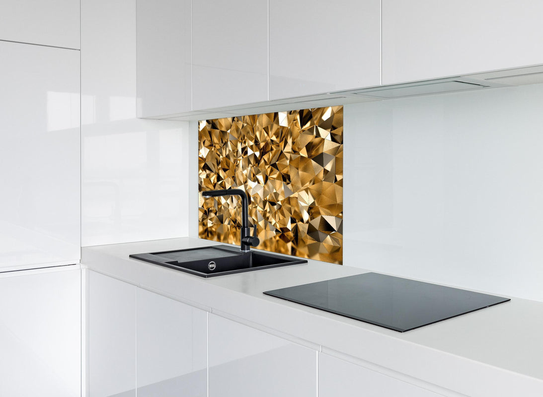 Spritzschutz - 3D Illustration - Goldenes Design hinter einem Cerankochfeld zwischen Holz-Kochutensilien
