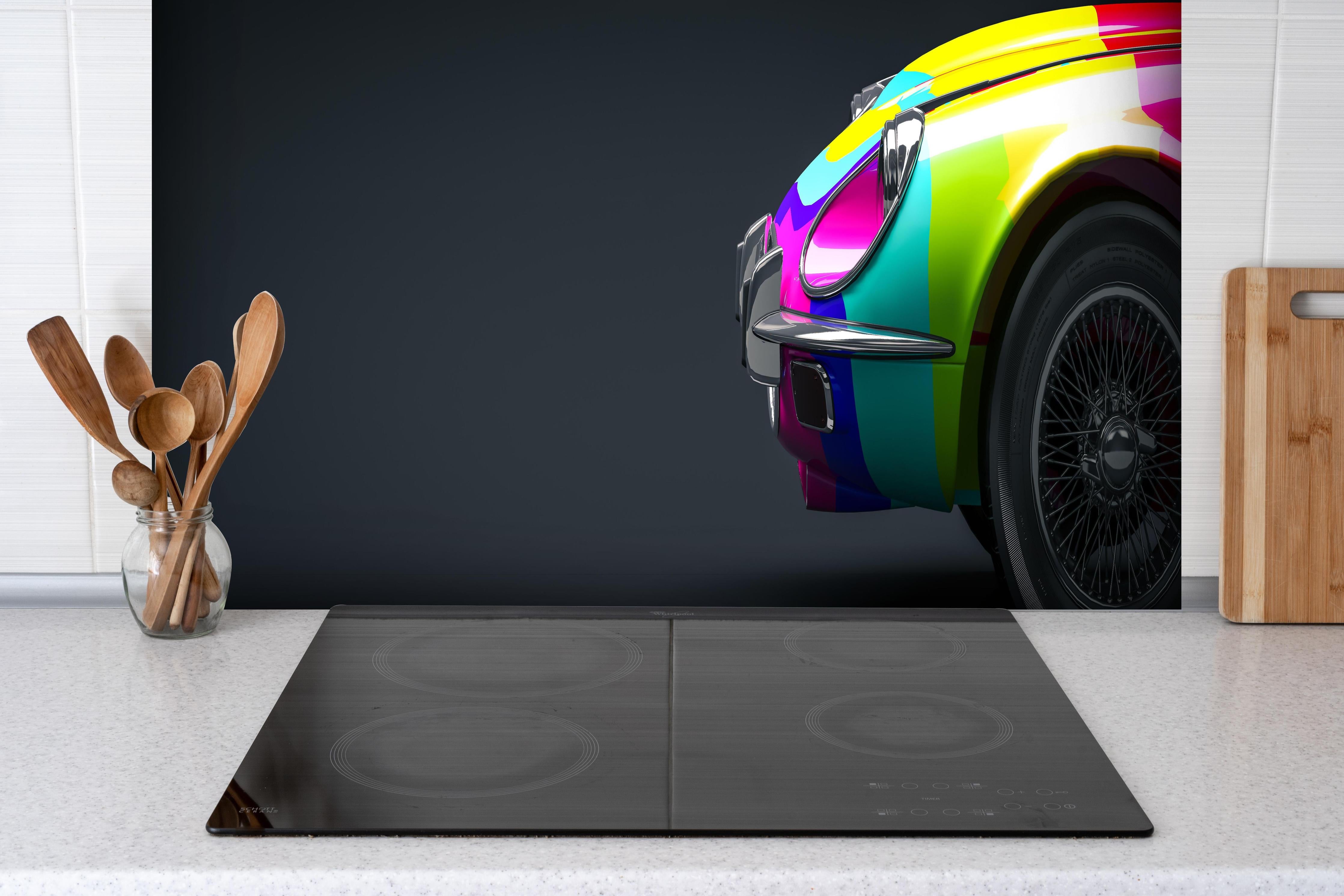 Spritzschutz - 3D Illustration Buntes Vintage Auto hinter einem Cerankochfeld zwischen Holz-Kochutensilien
