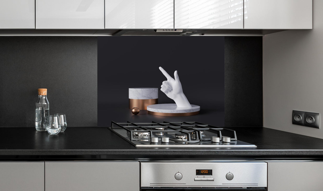 Spritzschutz - 3D-Rendering einer weißen Hand hinter einem Cerankochfeld zwischen Holz-Kochutensilien

