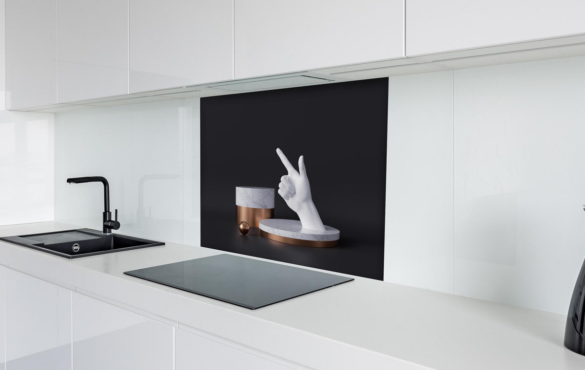 Spritzschutz - 3D-Rendering einer weißen Hand hinter einem Cerankochfeld zwischen Holz-Kochutensilien
