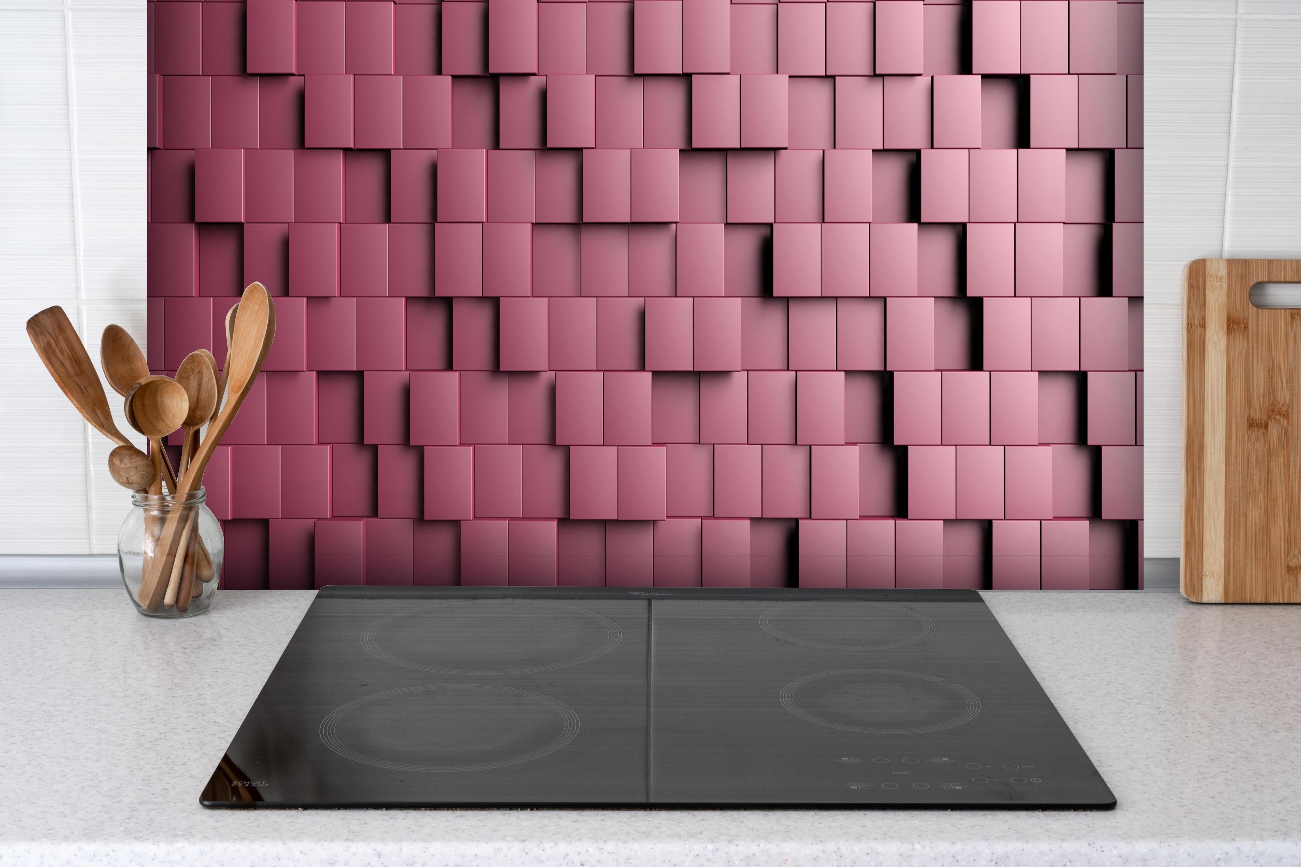 Spritzschutz - 3D Rotes Würfelmuster Textur-Muster hinter einem Cerankochfeld zwischen Holz-Kochutensilien
