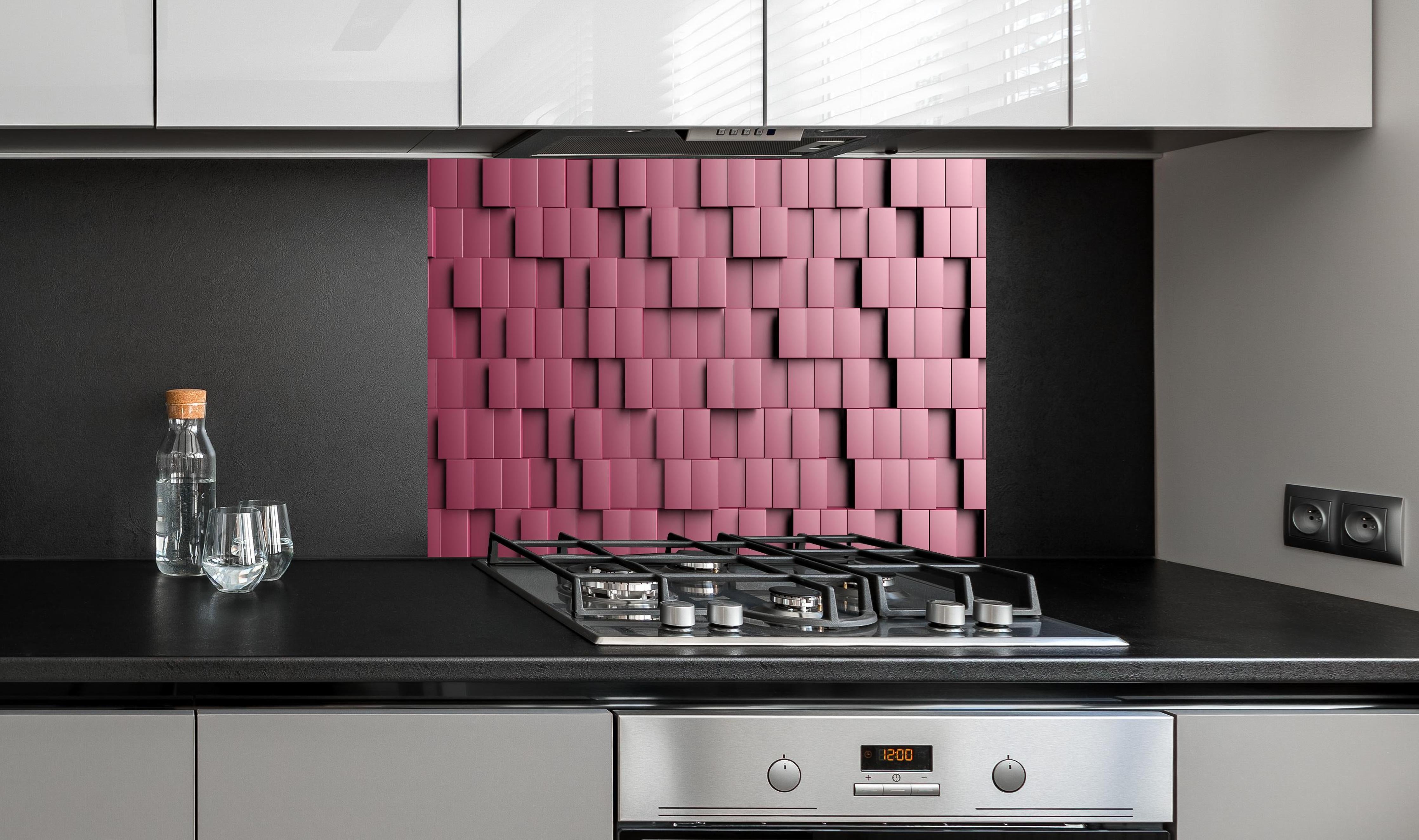 Spritzschutz - 3D Rotes Würfelmuster Textur-Muster hinter einem Cerankochfeld zwischen Holz-Kochutensilien
