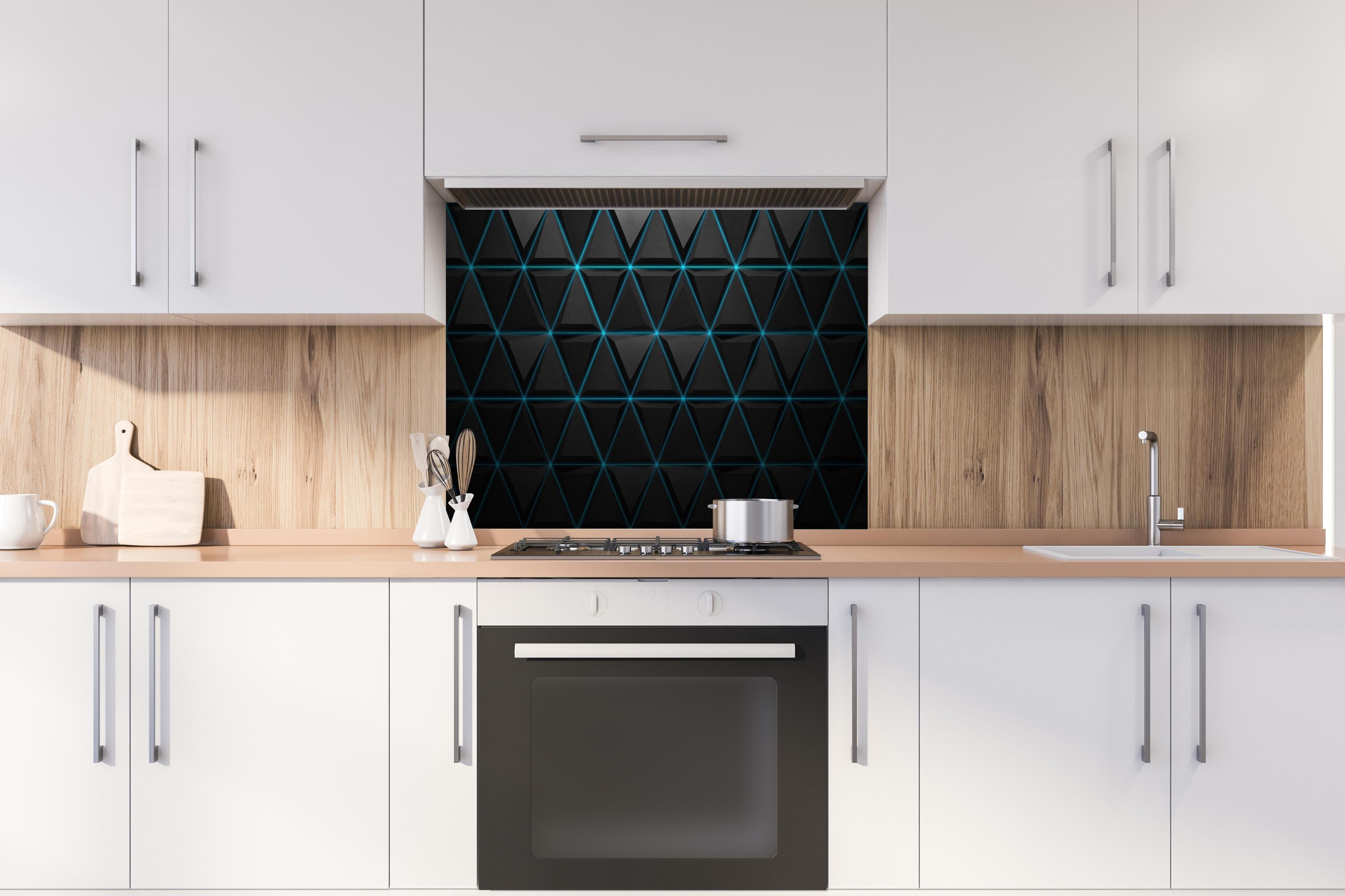 Spritzschutz - 3D Schwarzblaue Linien Muster Textur hinter einem Cerankochfeld zwischen Holz-Kochutensilien
