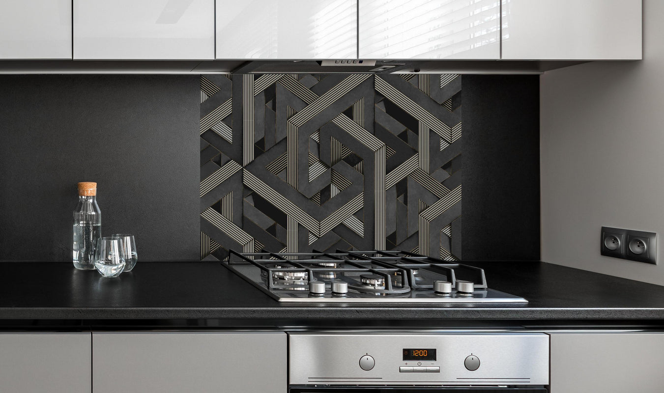 Spritzschutz - 3D Tapeten Muster  hinter einem Cerankochfeld zwischen Holz-Kochutensilien

