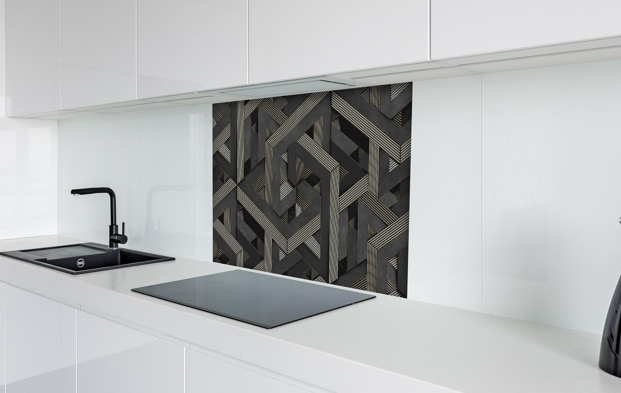 Spritzschutz - 3D Tapeten Muster  hinter einem Cerankochfeld zwischen Holz-Kochutensilien
