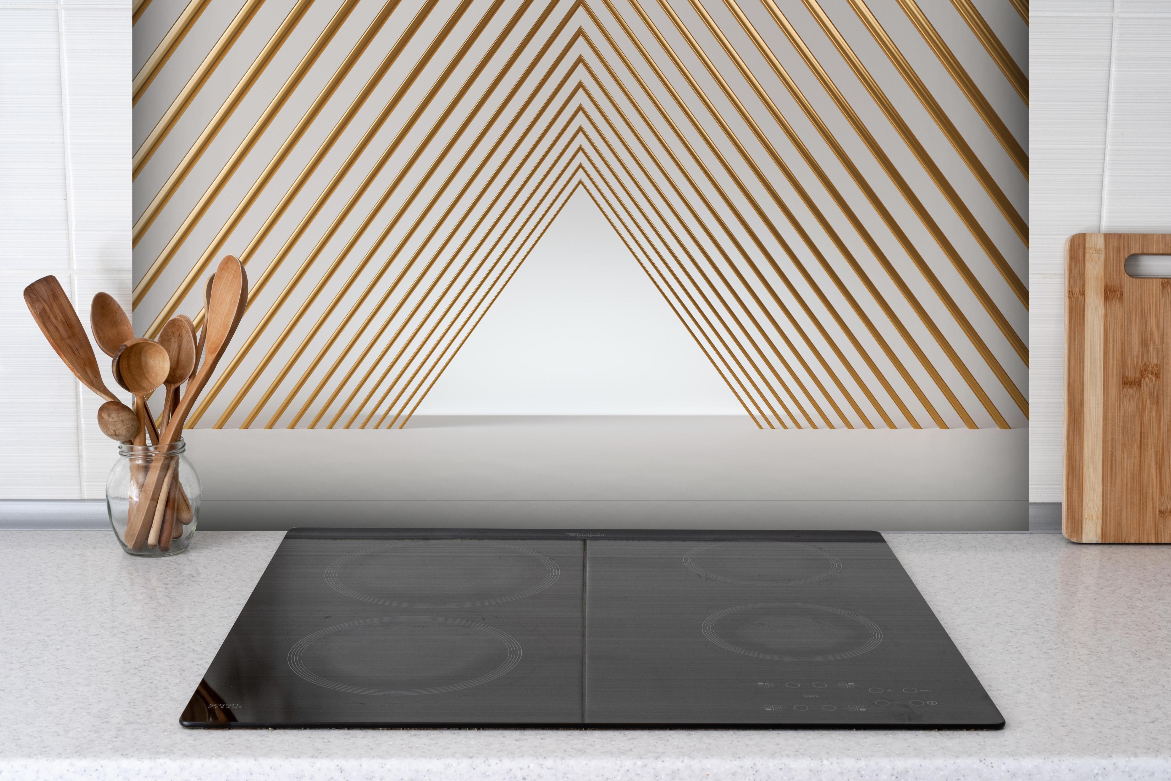 Spritzschutz - 3D-Tunnel aus goldenen stützen hinter einem Cerankochfeld zwischen Holz-Kochutensilien
