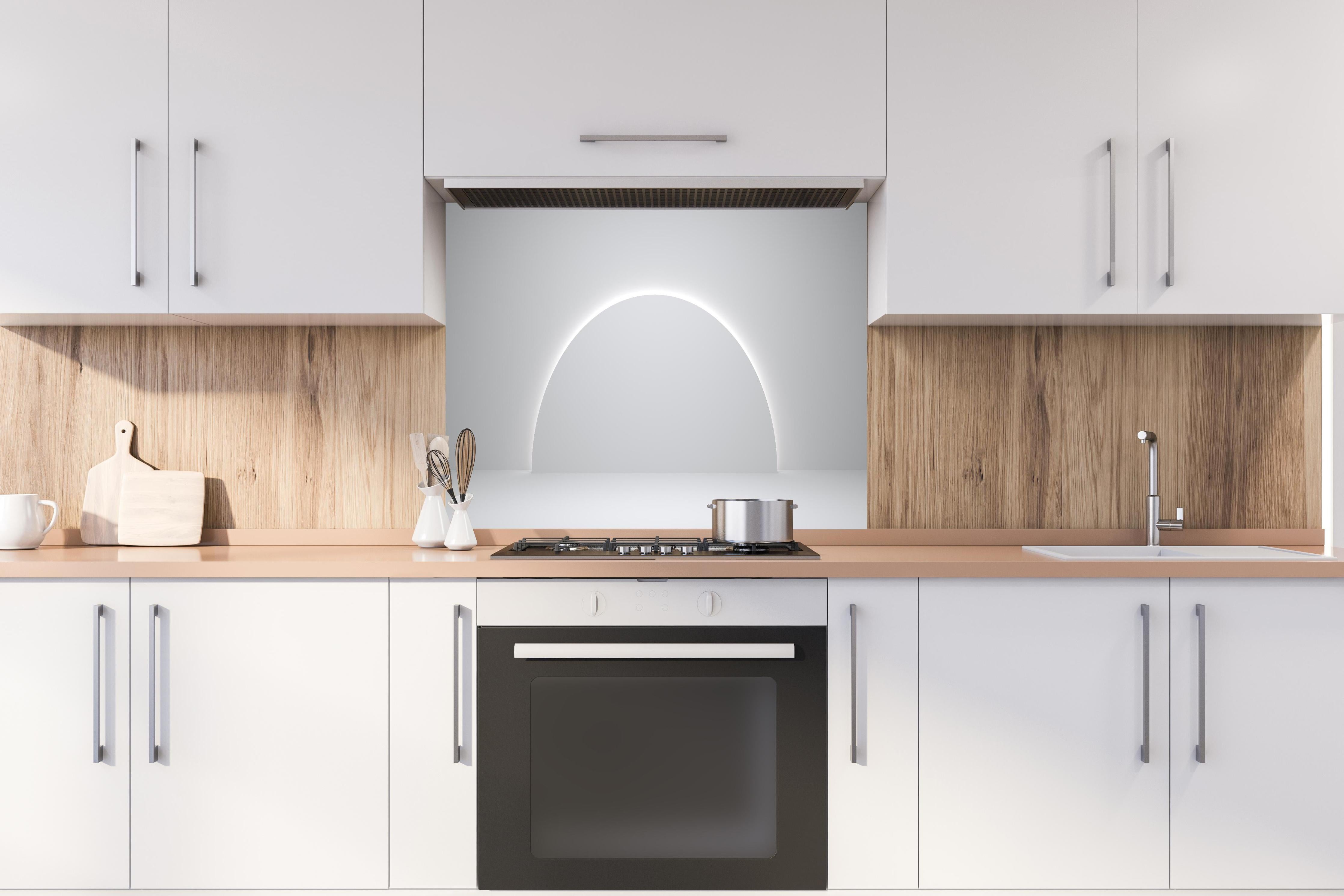 Spritzschutz - 3D Weiß-Grau Minimal Design Podest hinter einem Cerankochfeld zwischen Holz-Kochutensilien
