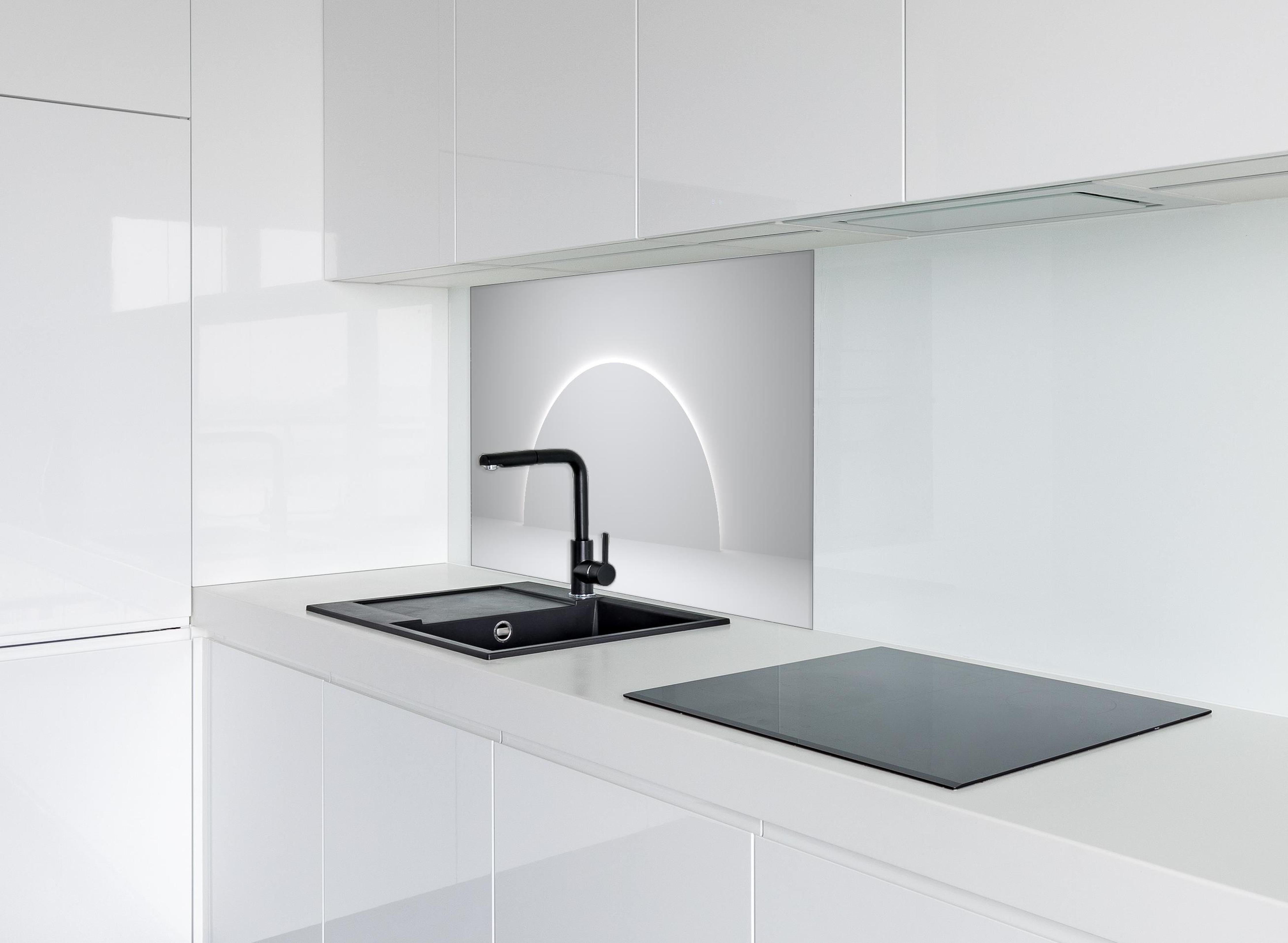 Spritzschutz - 3D Weiß-Grau Minimal Design Podest hinter einem Cerankochfeld zwischen Holz-Kochutensilien
