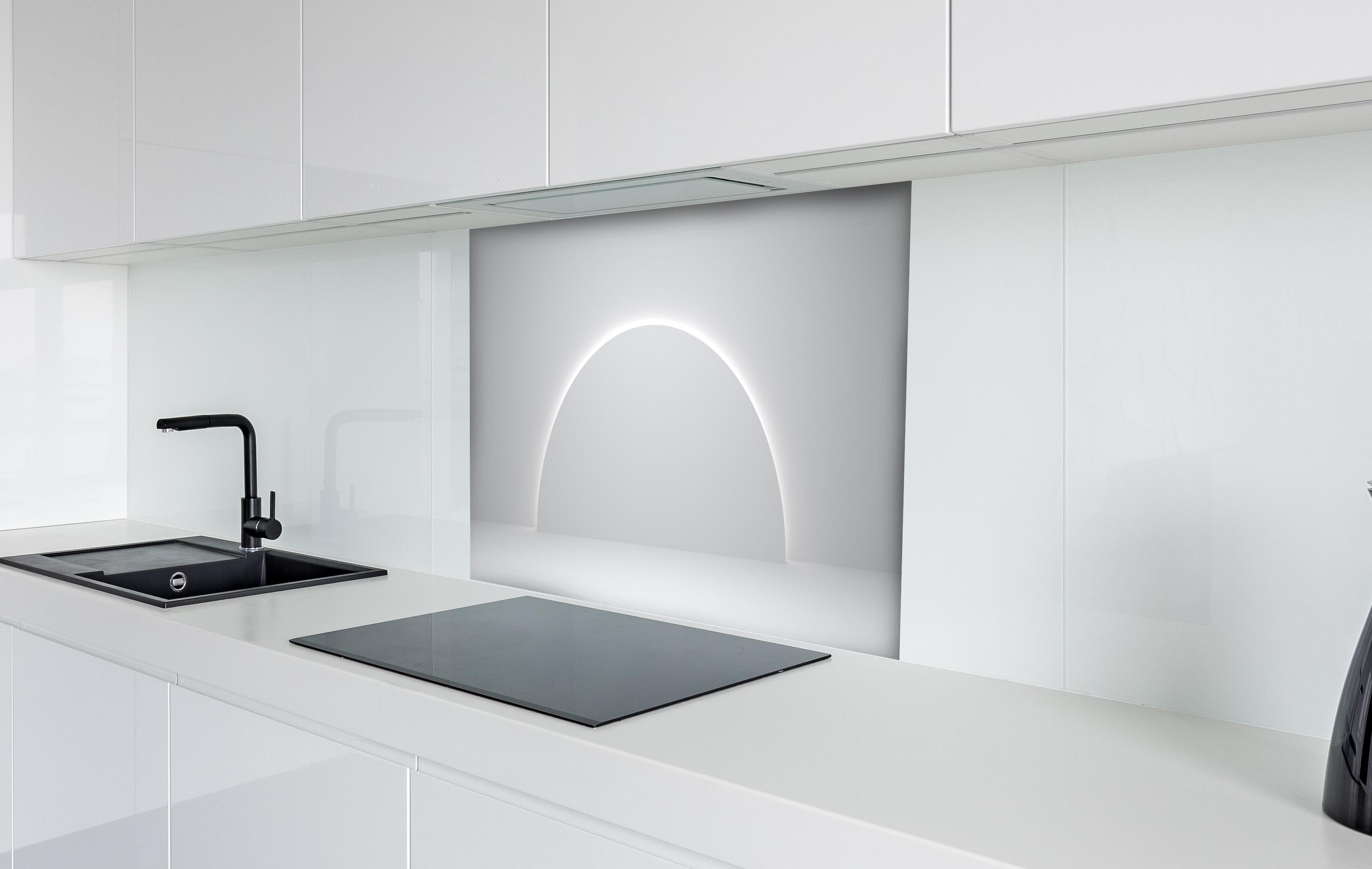 Spritzschutz - 3D Weiß-Grau Minimal Design Podest hinter einem Cerankochfeld zwischen Holz-Kochutensilien
