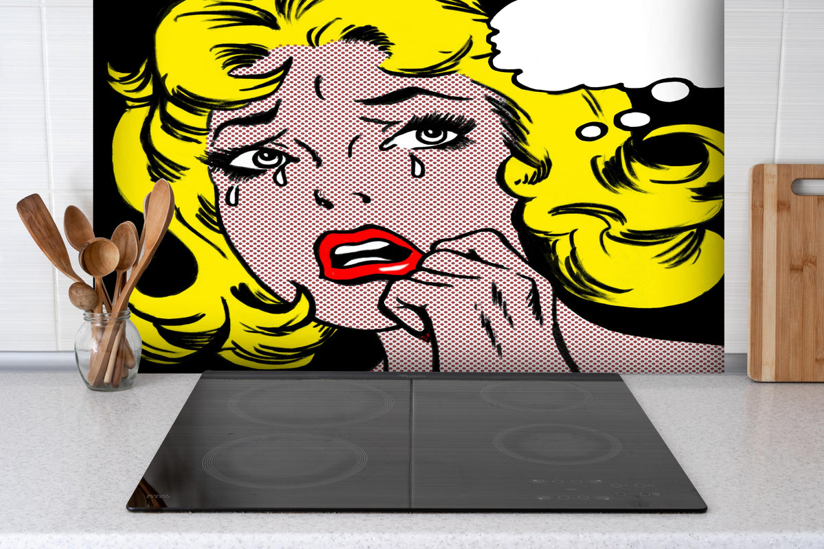 Spritzschutz - 60er Jahre weinende Comic-Frau hinter einem Cerankochfeld zwischen Holz-Kochutensilien
