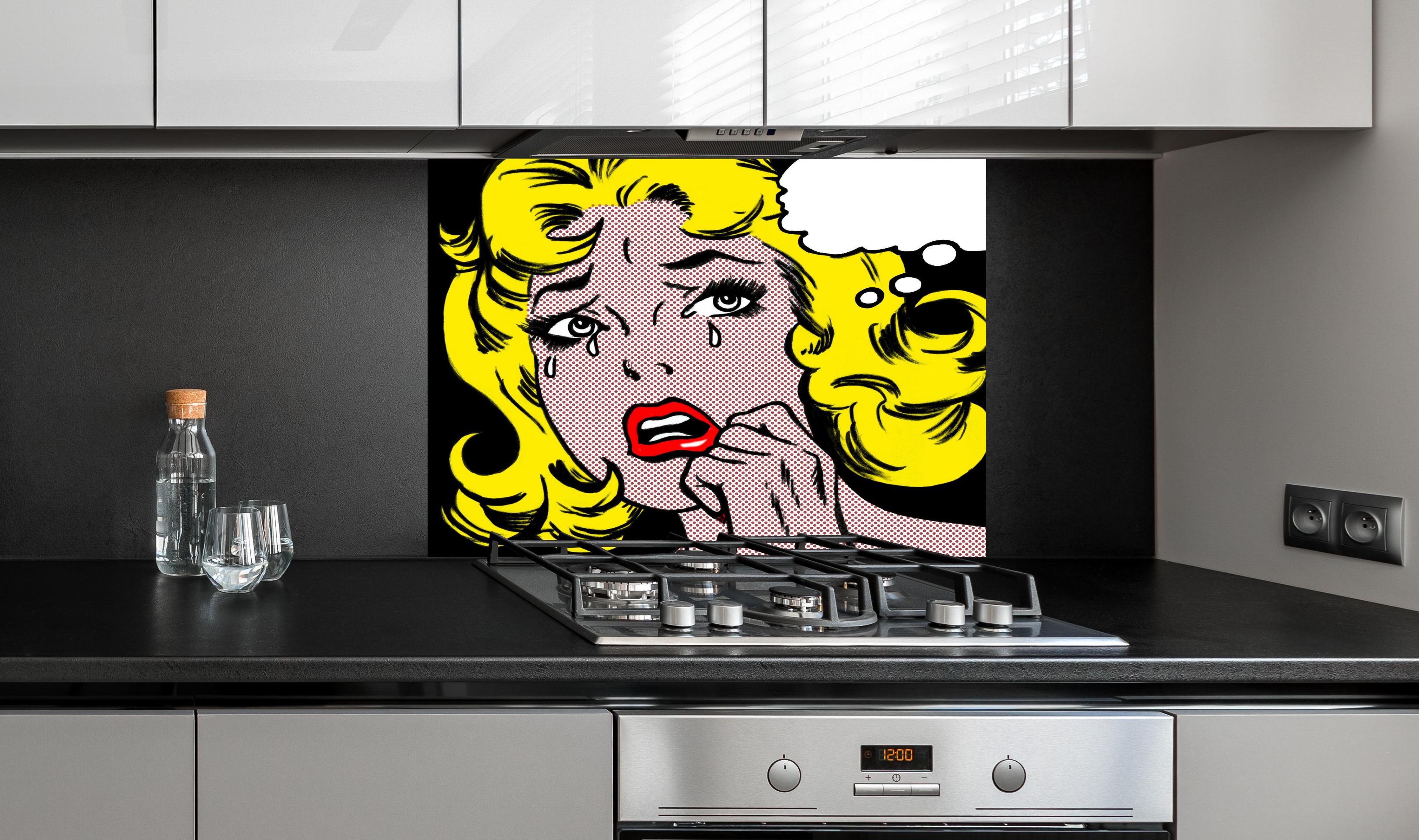 Spritzschutz - 60er Jahre weinende Comic-Frau hinter einem Cerankochfeld zwischen Holz-Kochutensilien
