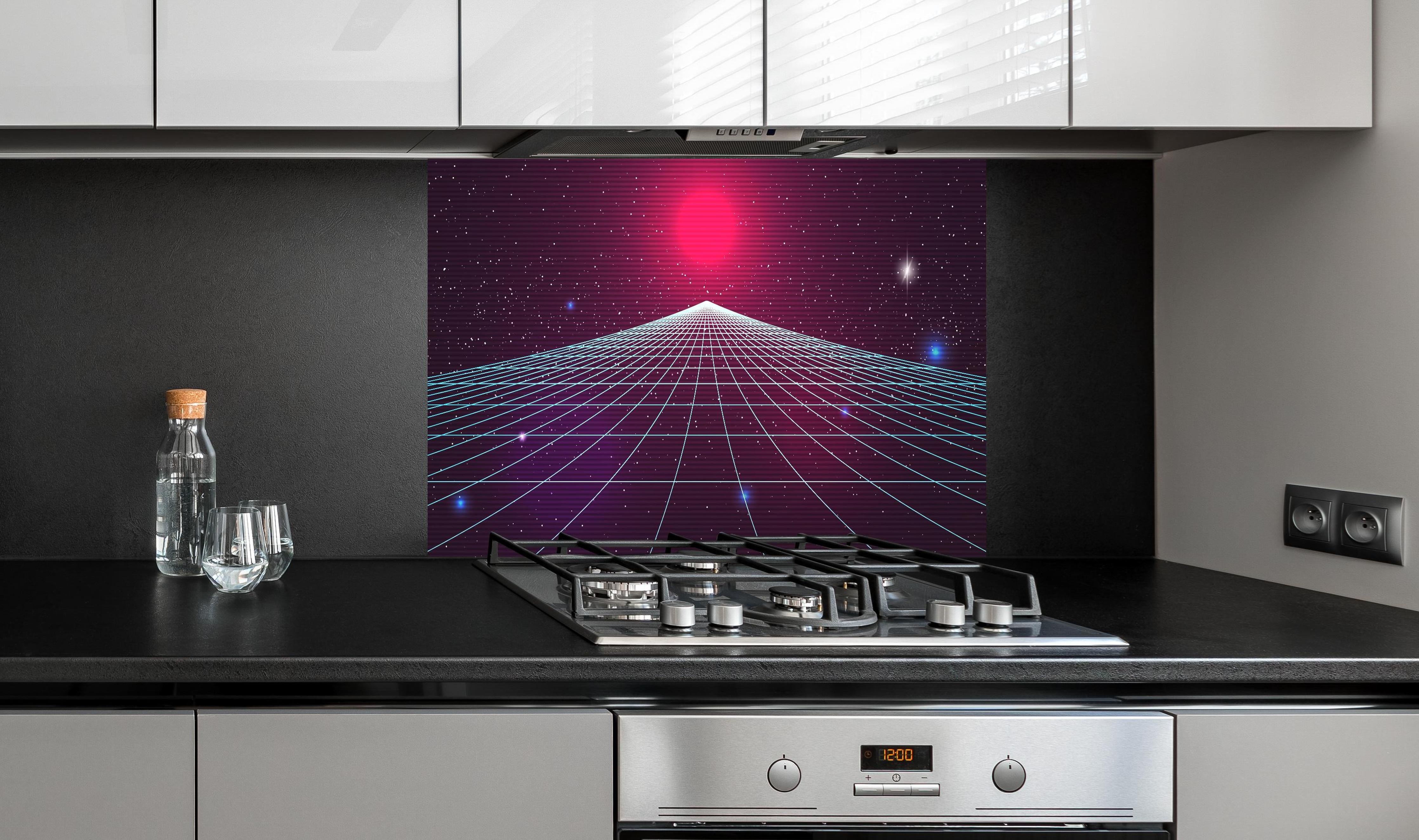 Spritzschutz - 80er Synthwave Retro-Futurismus Hintergrund hinter einem Cerankochfeld zwischen Holz-Kochutensilien
