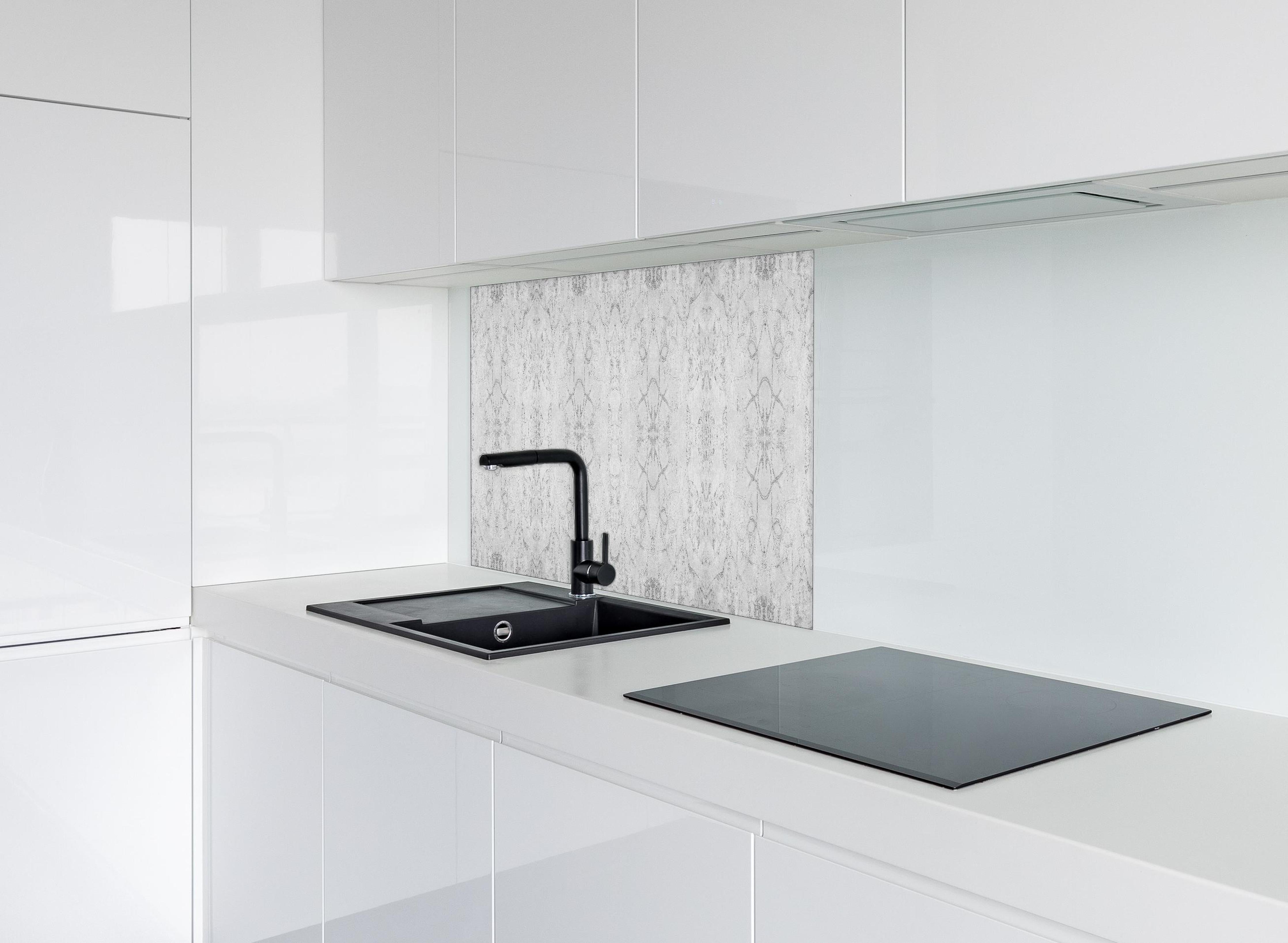 Spritzschutz - Abgenutzte weiße Tapetenmuster hinter einem Cerankochfeld zwischen Holz-Kochutensilien
