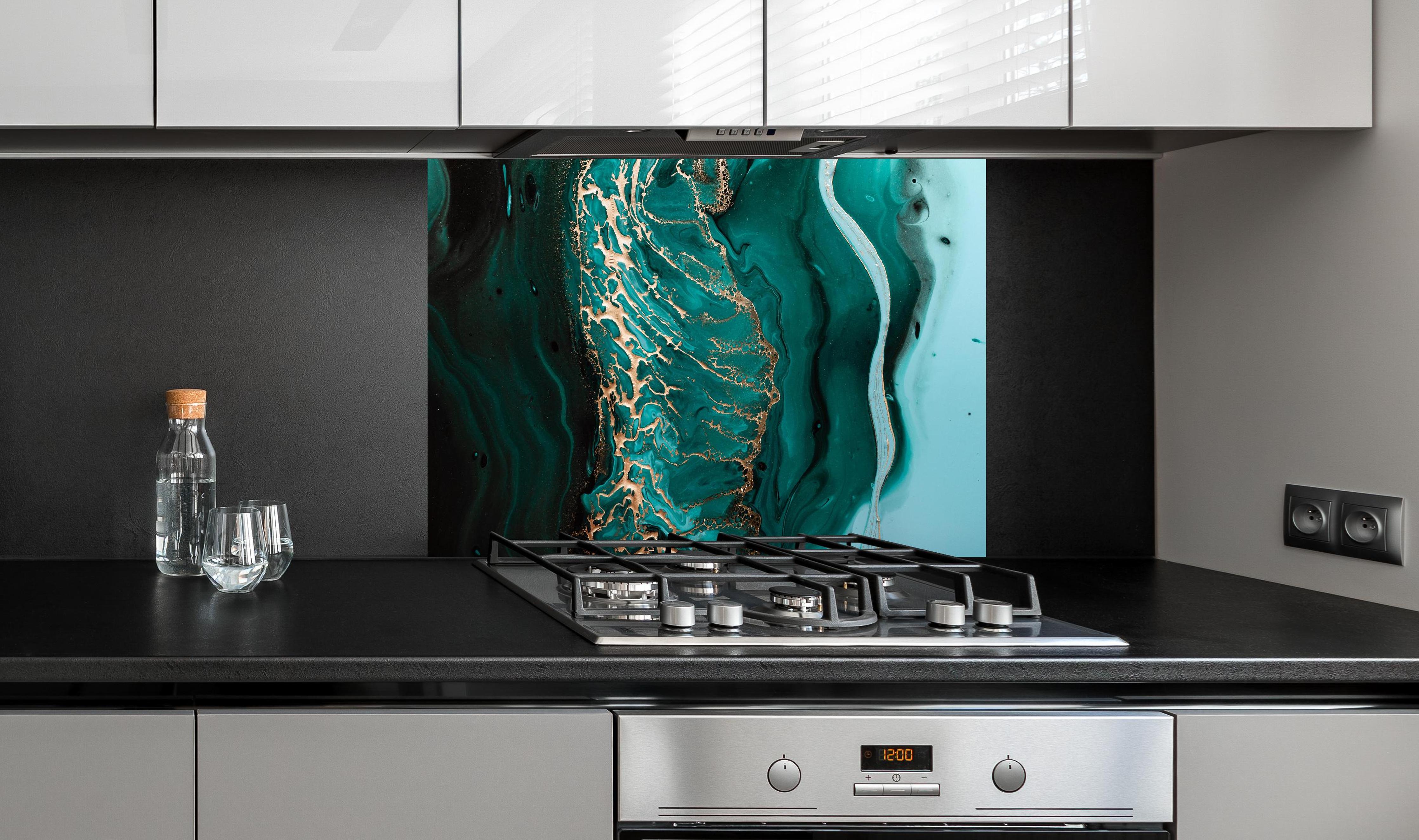 Spritzschutz - Abstract Ocean Acryl Fluid Kunst mit Gold hinter einem Cerankochfeld zwischen Holz-Kochutensilien
