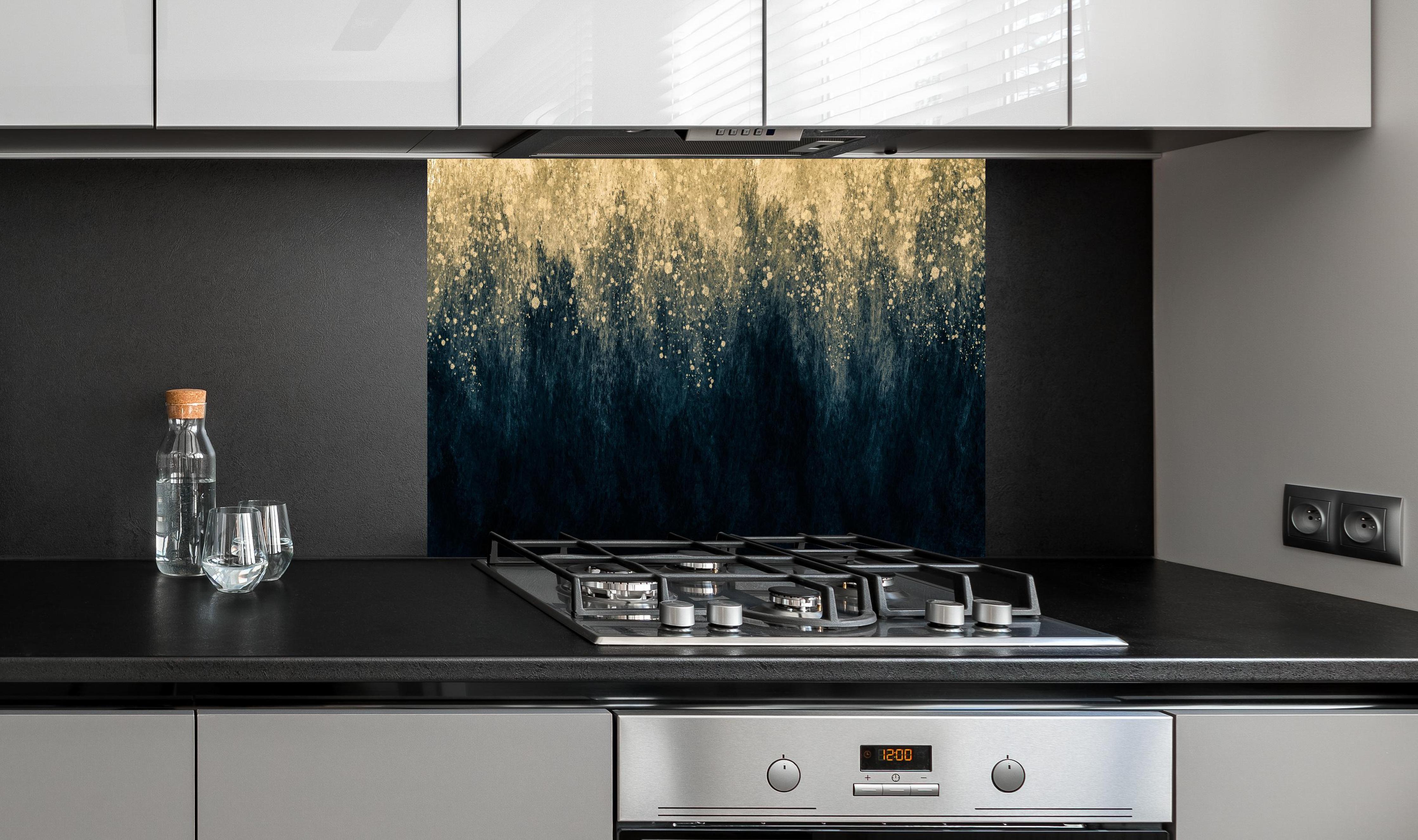 Spritzschutz - Abstrakte Aquarellkunst - Vintage hinter einem Cerankochfeld zwischen Holz-Kochutensilien
