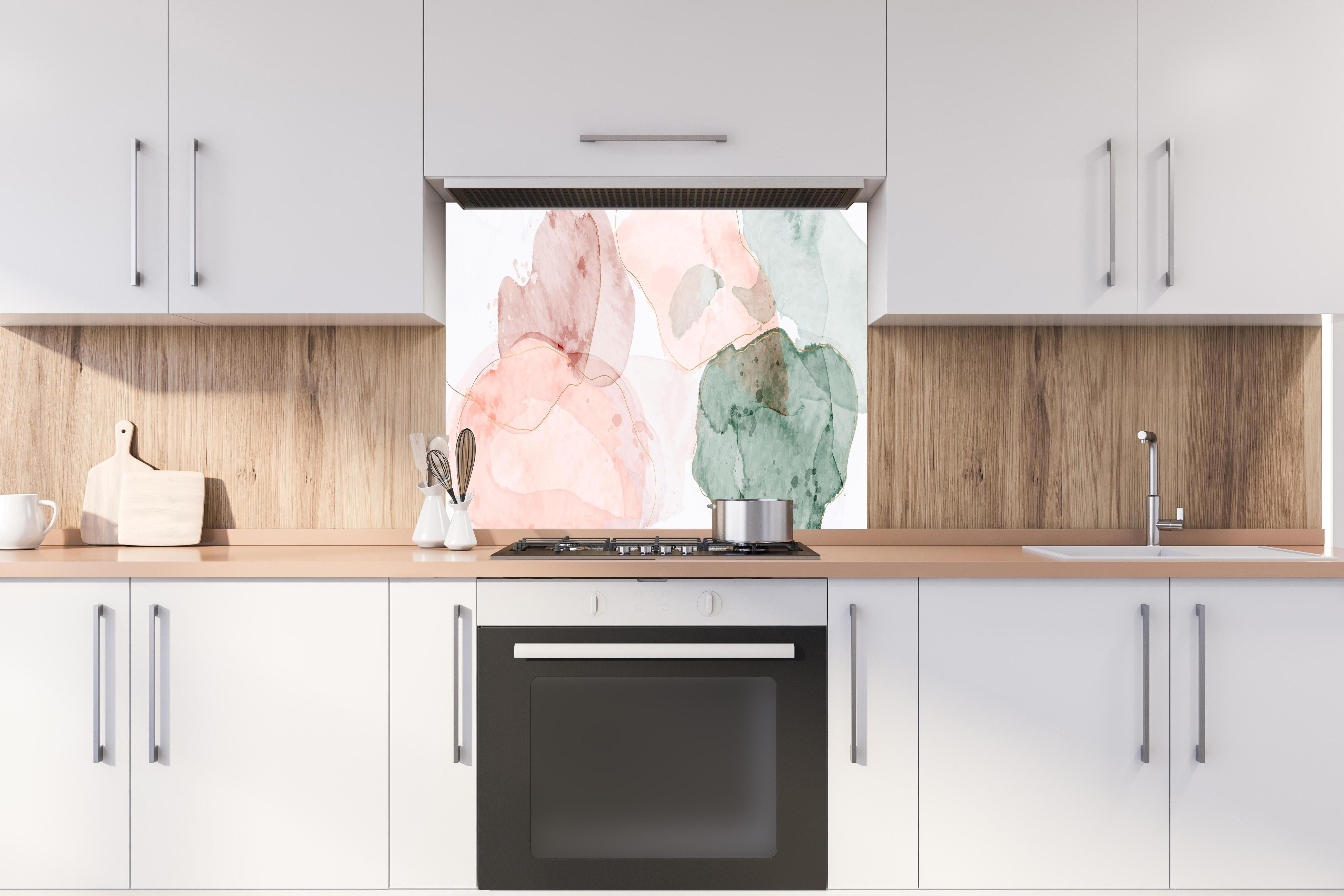 Spritzschutz - Abstrakte Aquarellkunst in Pastelltönen hinter einem Cerankochfeld zwischen Holz-Kochutensilien
