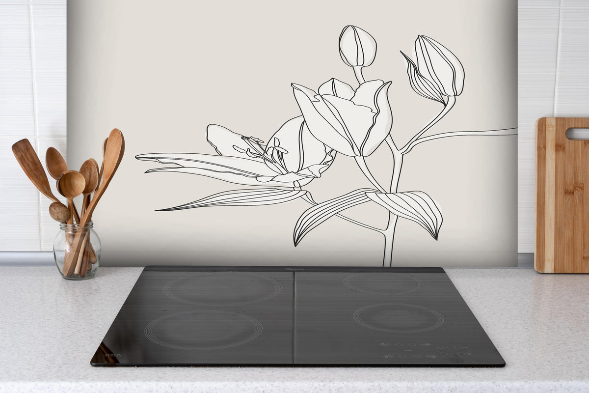 Spritzschutz - Abstrakte Beige Liniendrawing Lilie Illustration hinter einem Cerankochfeld zwischen Holz-Kochutensilien
