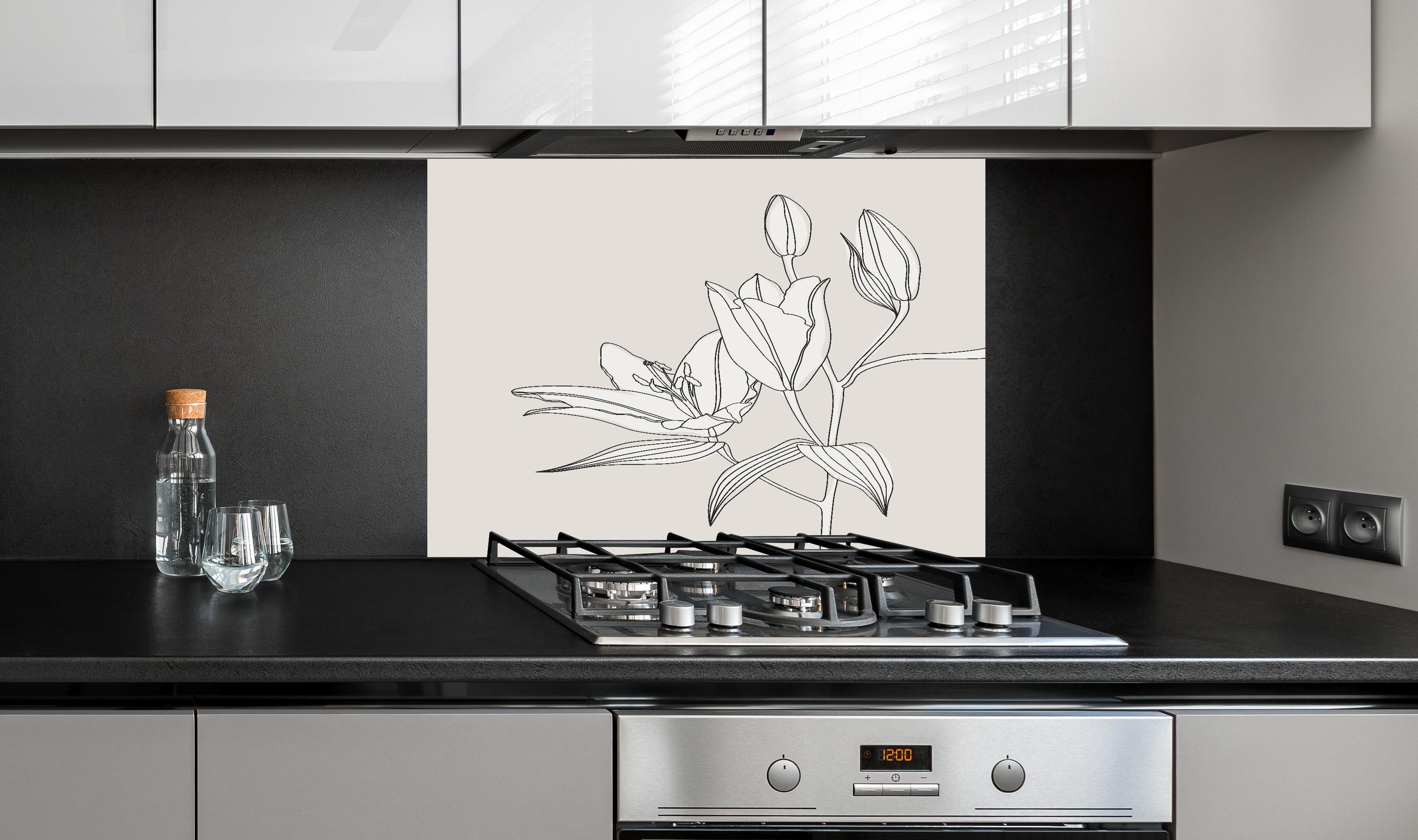 Spritzschutz - Abstrakte Beige Liniendrawing Lilie Illustration hinter einem Cerankochfeld zwischen Holz-Kochutensilien
