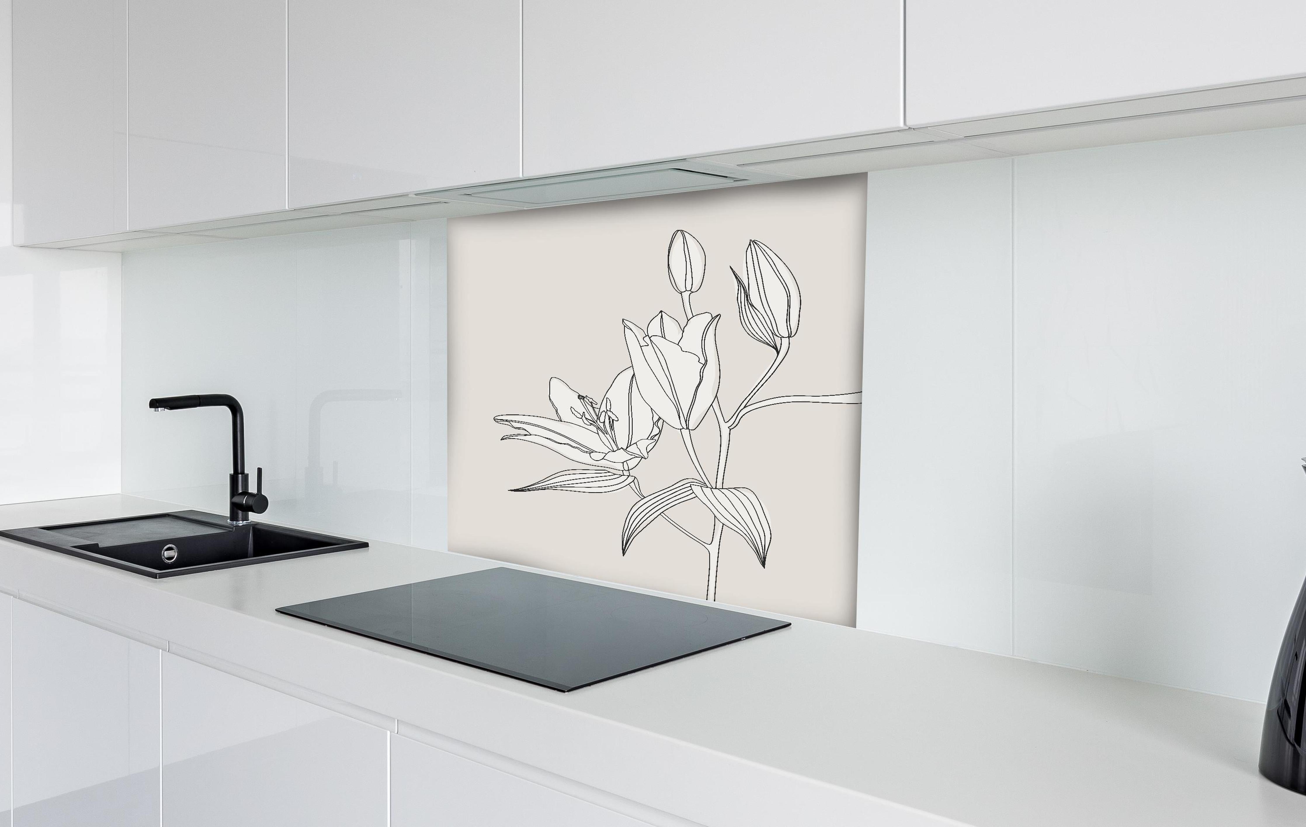 Spritzschutz - Abstrakte Beige Liniendrawing Lilie Illustration hinter einem Cerankochfeld zwischen Holz-Kochutensilien
