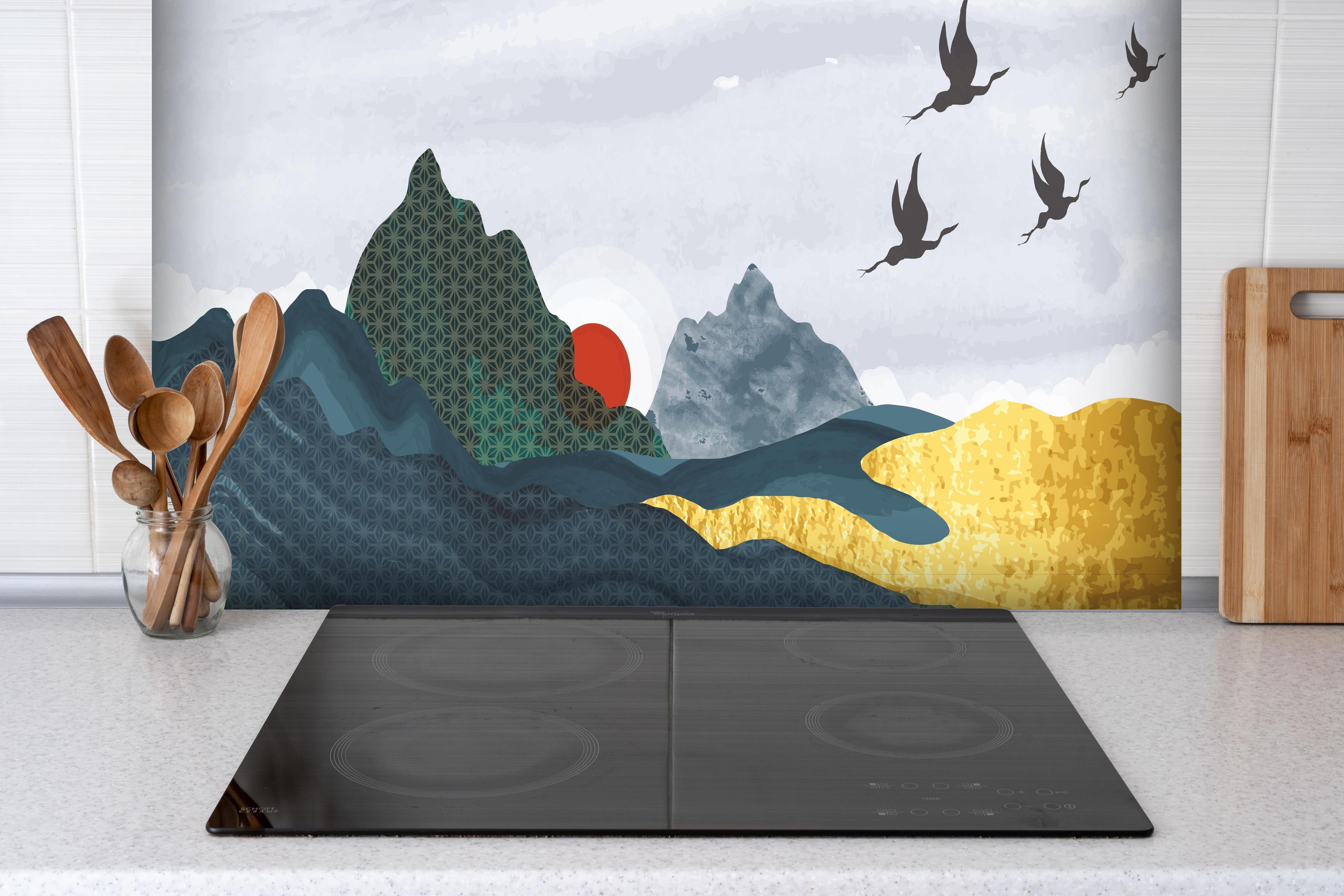 Spritzschutz - Abstrakte Berge und Vögel im Sonnenuntergang hinter einem Cerankochfeld zwischen Holz-Kochutensilien
