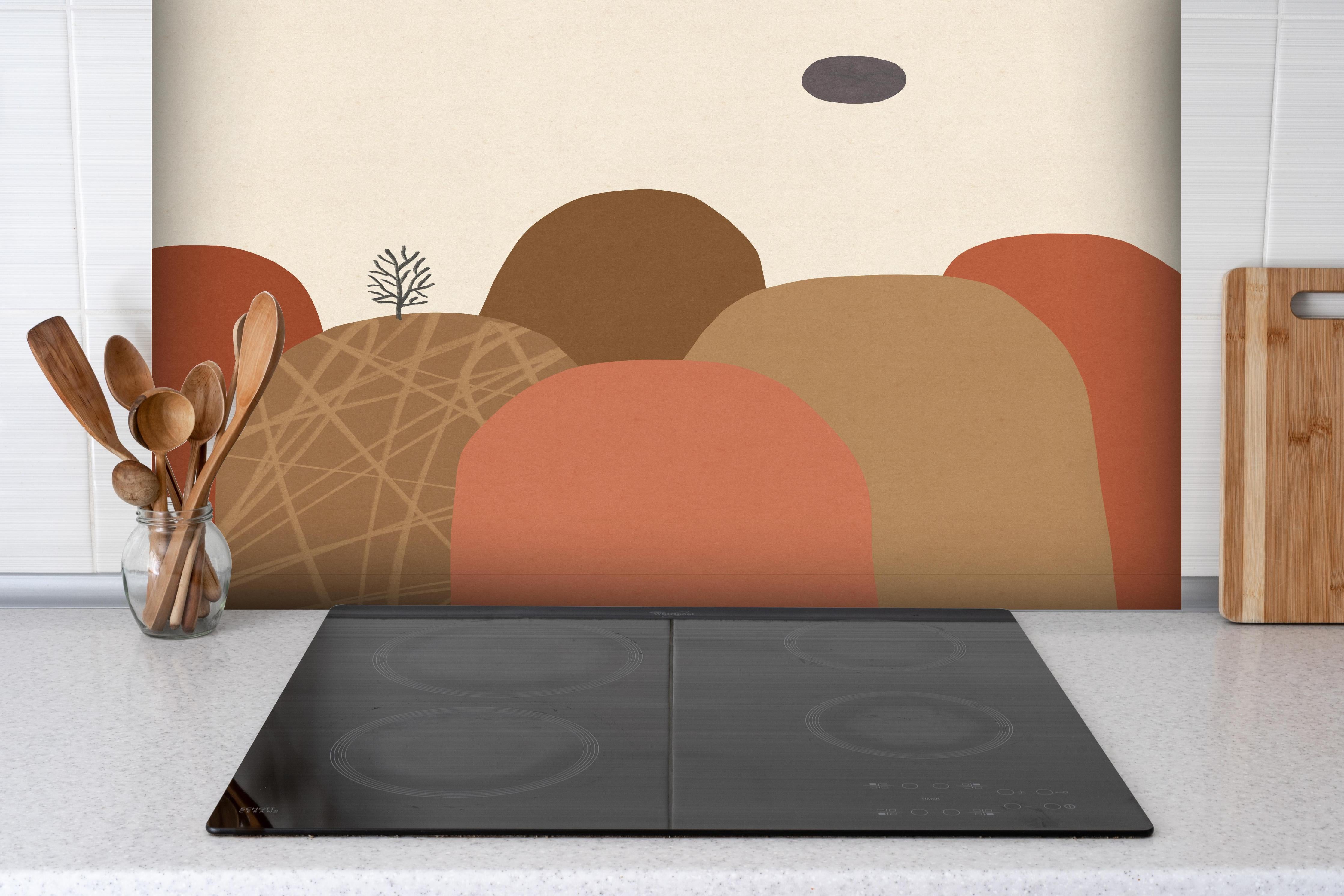 Spritzschutz - Abstrakte Berglandschaft im Herbst mit Baum hinter einem Cerankochfeld zwischen Holz-Kochutensilien
