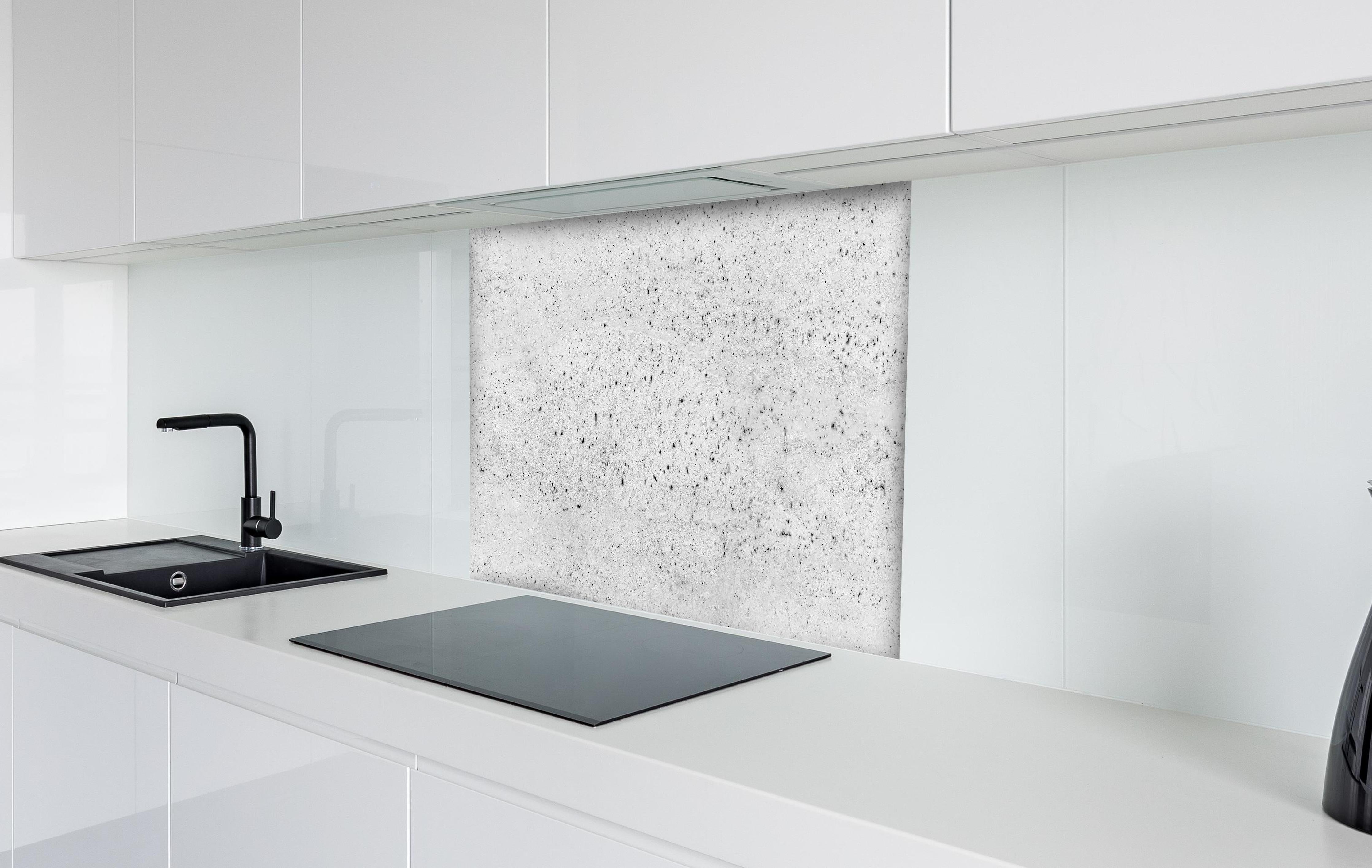 Spritzschutz - Abstrakte Betonstruktur hinter einem Cerankochfeld zwischen Holz-Kochutensilien
