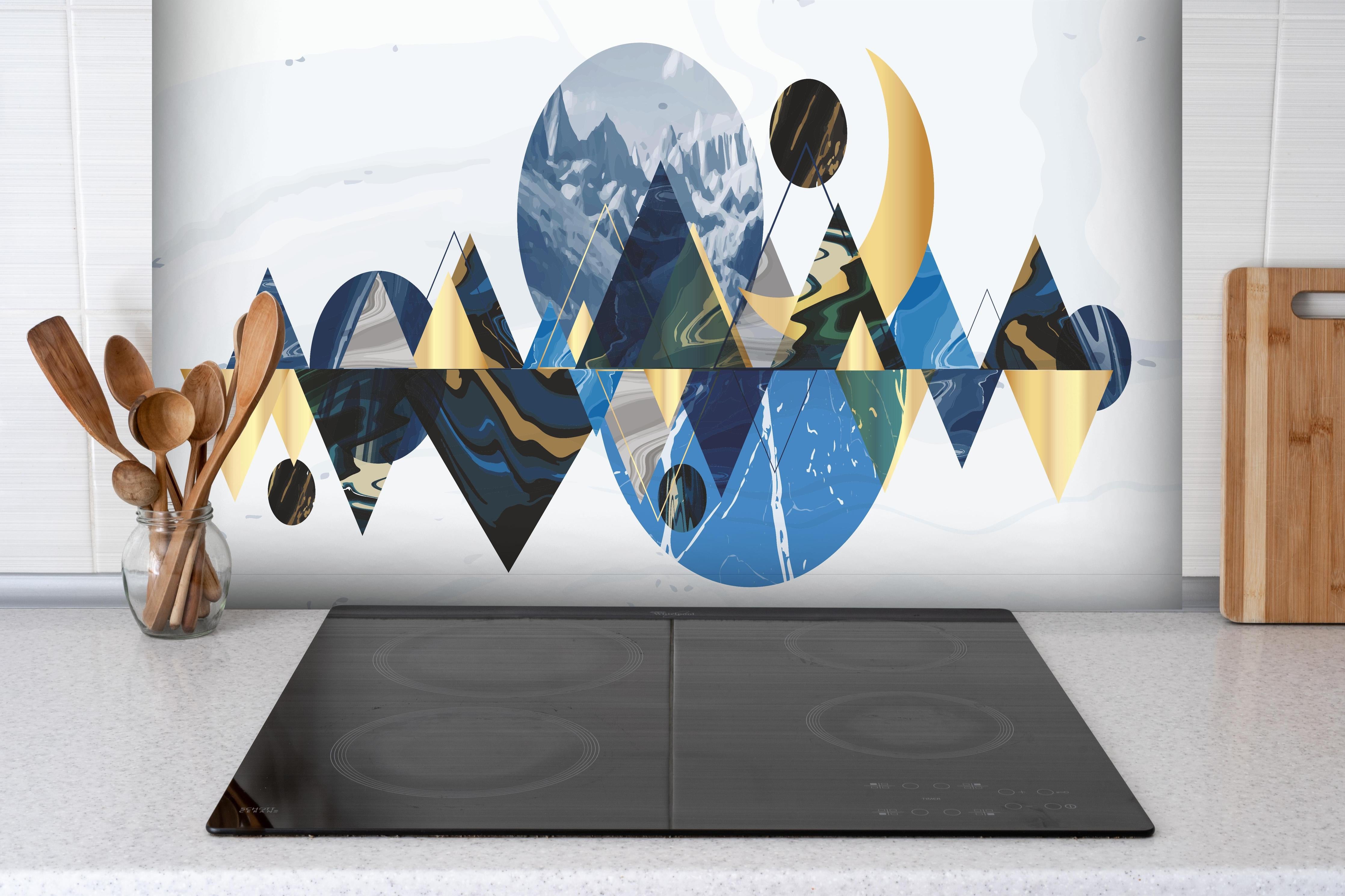 Spritzschutz - Abstrakte Blau Goldene Berg-Wasser Illustration hinter einem Cerankochfeld zwischen Holz-Kochutensilien
