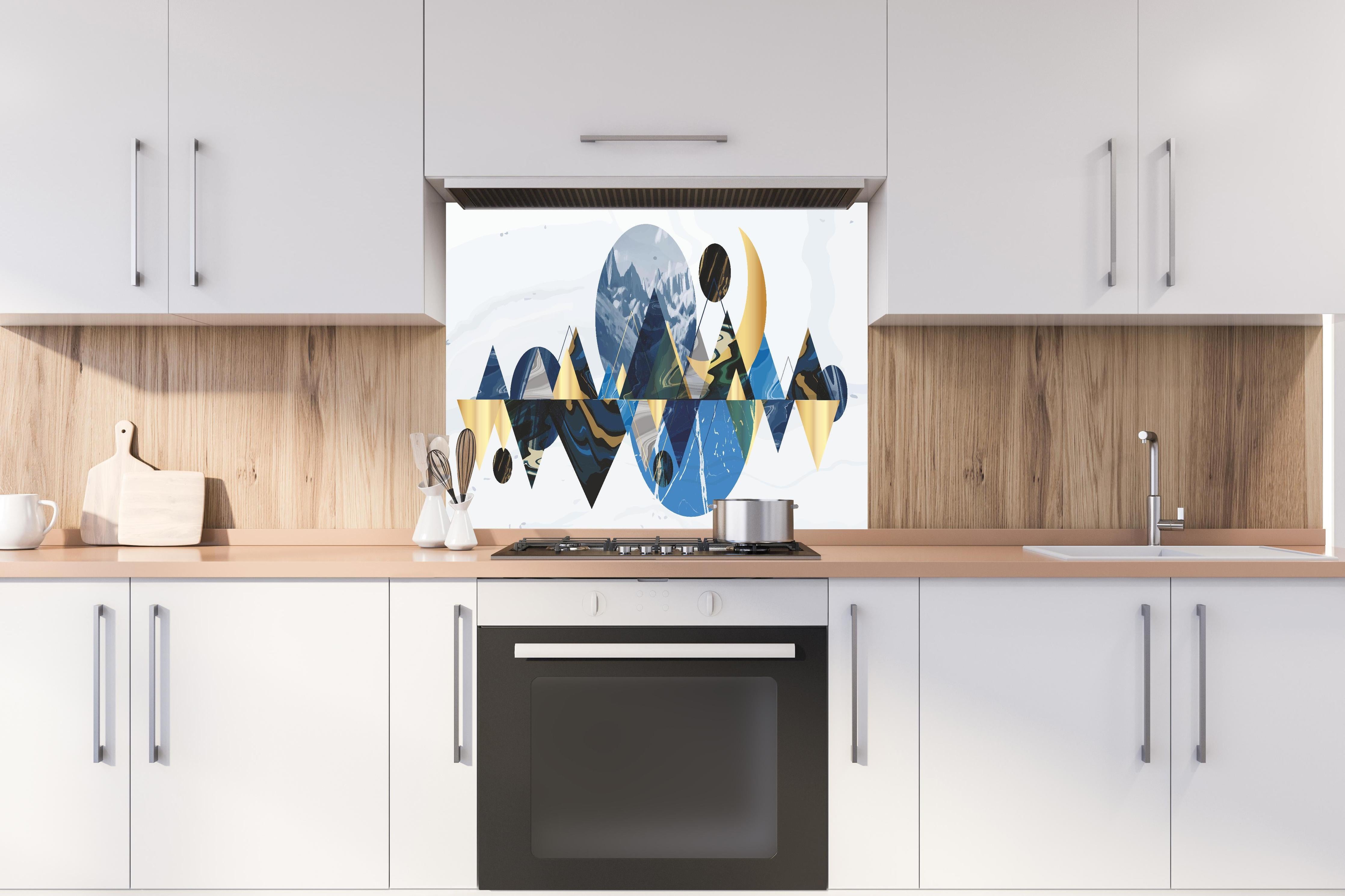 Spritzschutz - Abstrakte Blau Goldene Berg-Wasser Illustration hinter einem Cerankochfeld zwischen Holz-Kochutensilien

