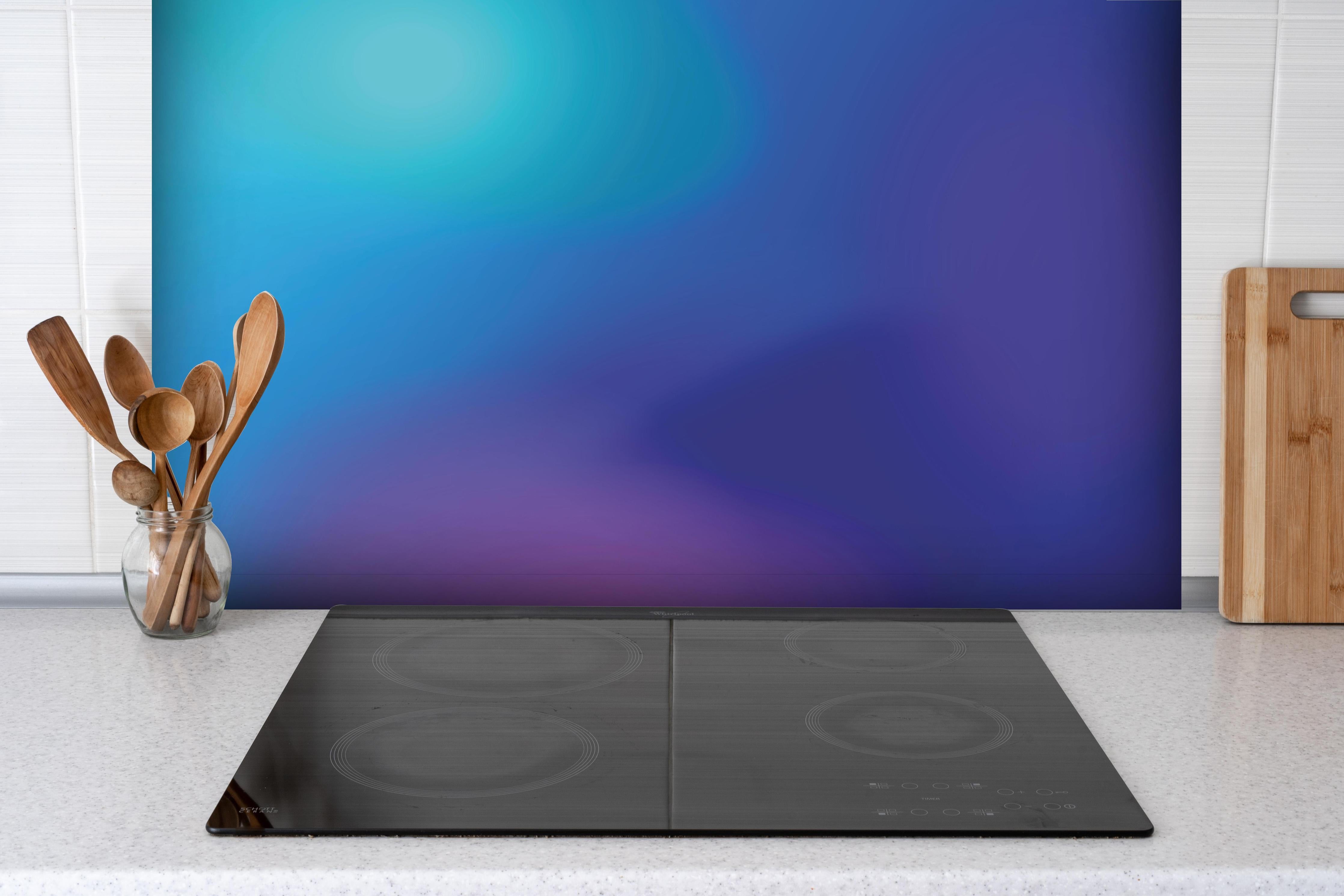 Spritzschutz - Abstrakte Blau-Lila Farbkomposition hinter einem Cerankochfeld zwischen Holz-Kochutensilien
