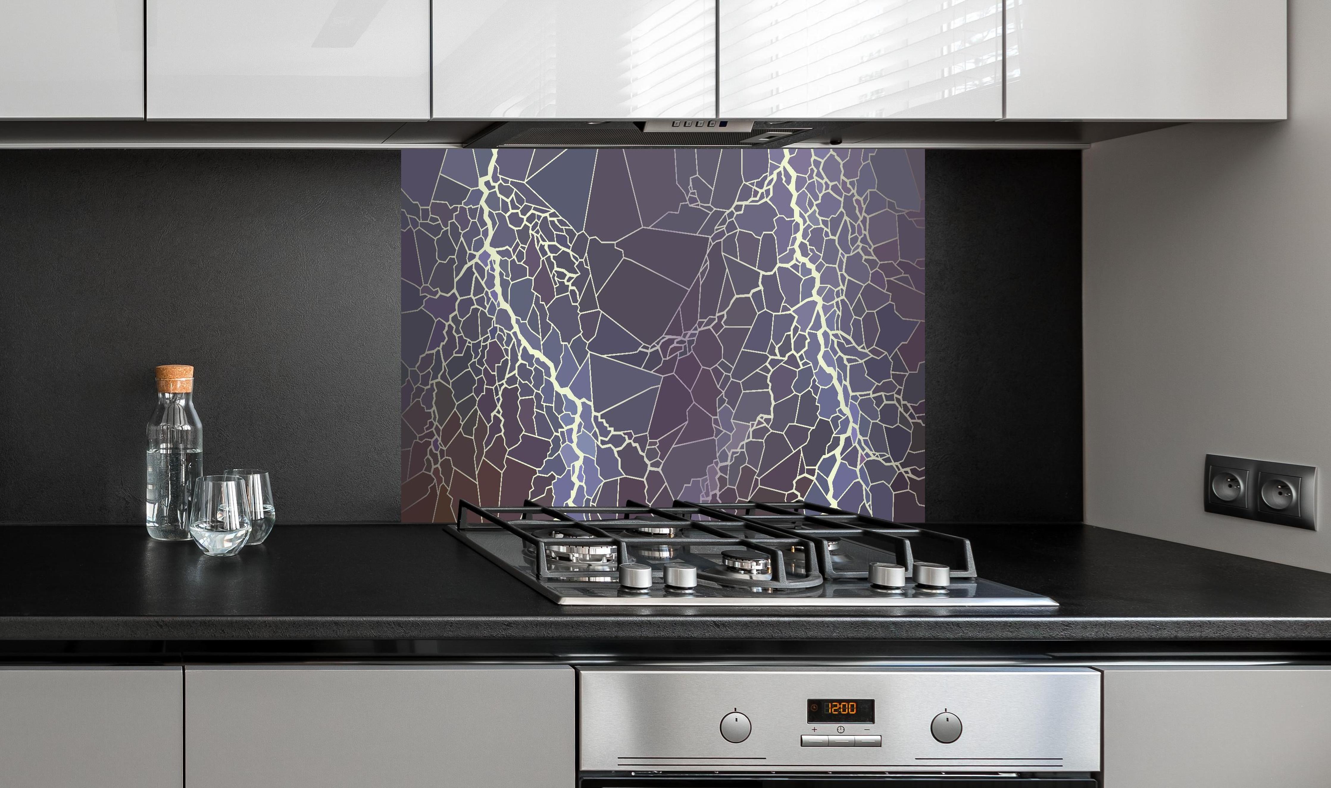 Spritzschutz - Abstrakte Blitzstruktur hinter einem Cerankochfeld zwischen Holz-Kochutensilien
