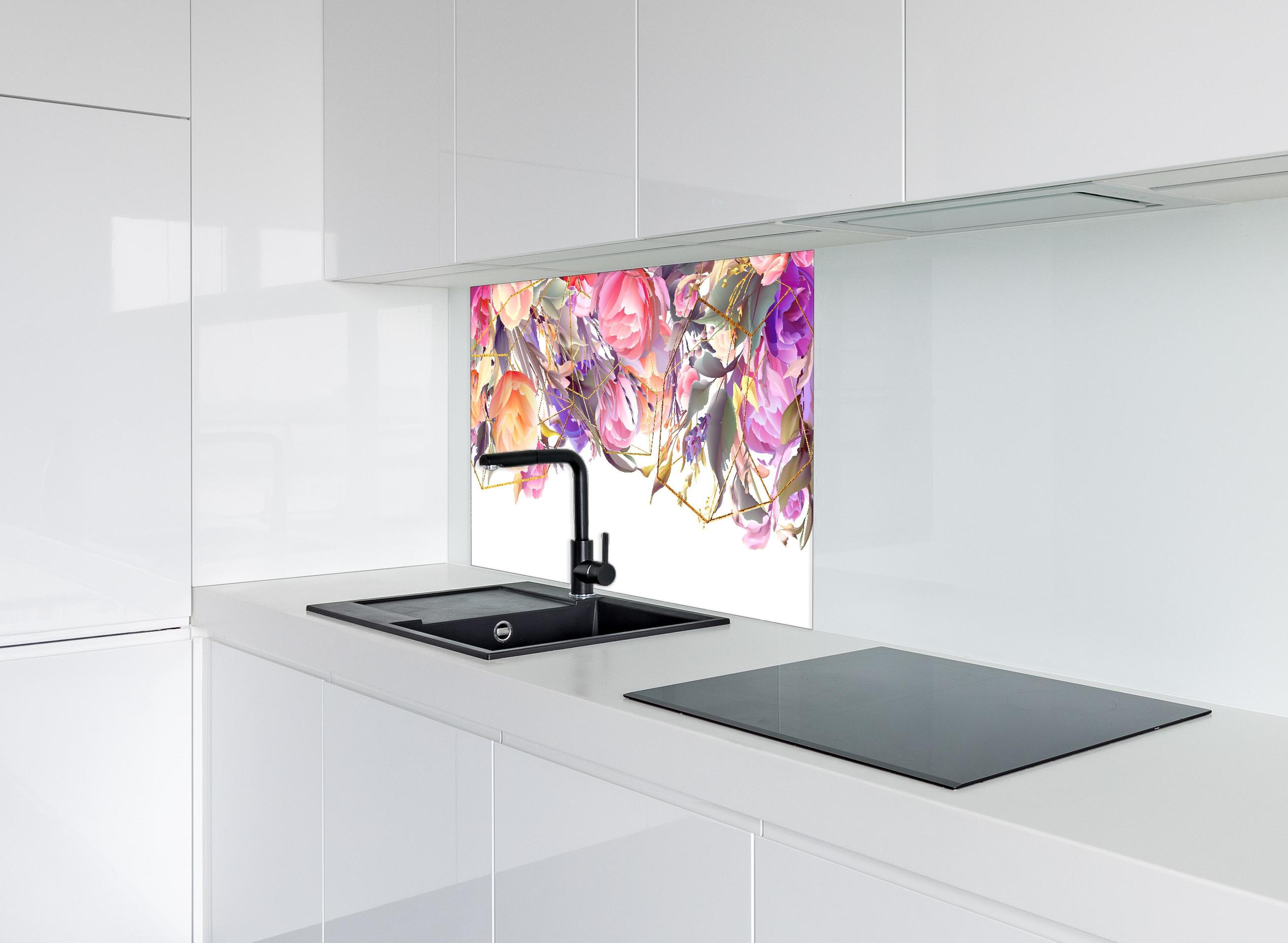 Spritzschutz - Abstrakte Blumen mit Goldakzenten hinter einem Cerankochfeld zwischen Holz-Kochutensilien
